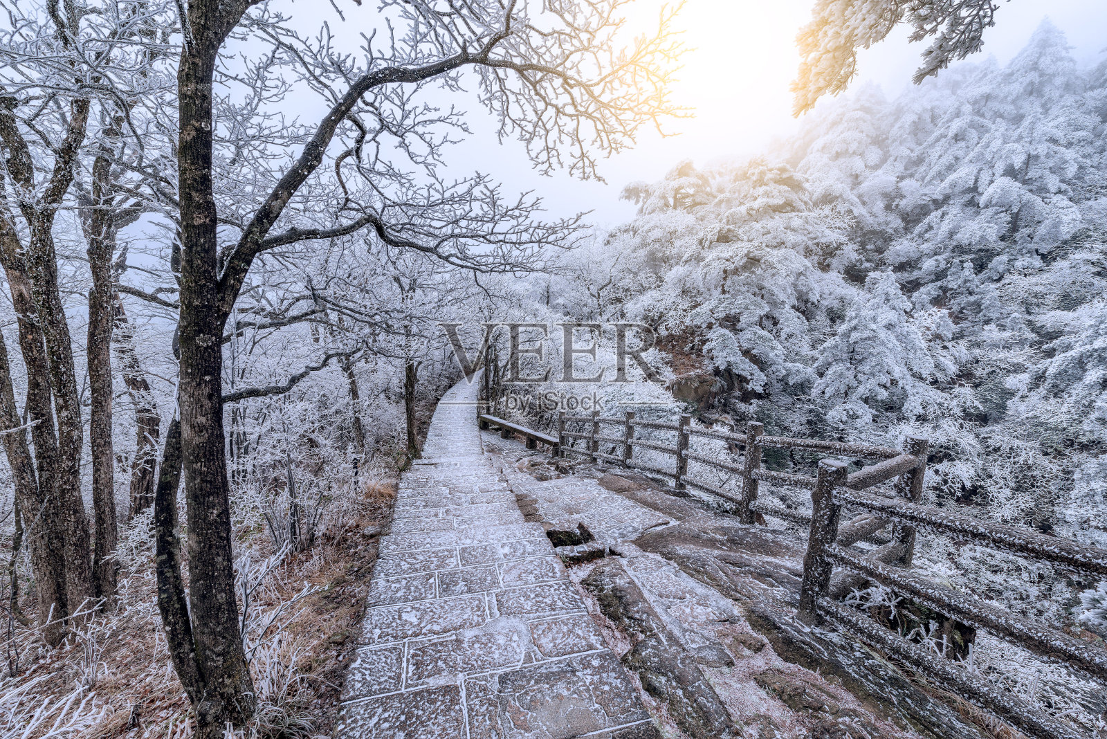 黄山国家公园冬季日出景观。照片摄影图片