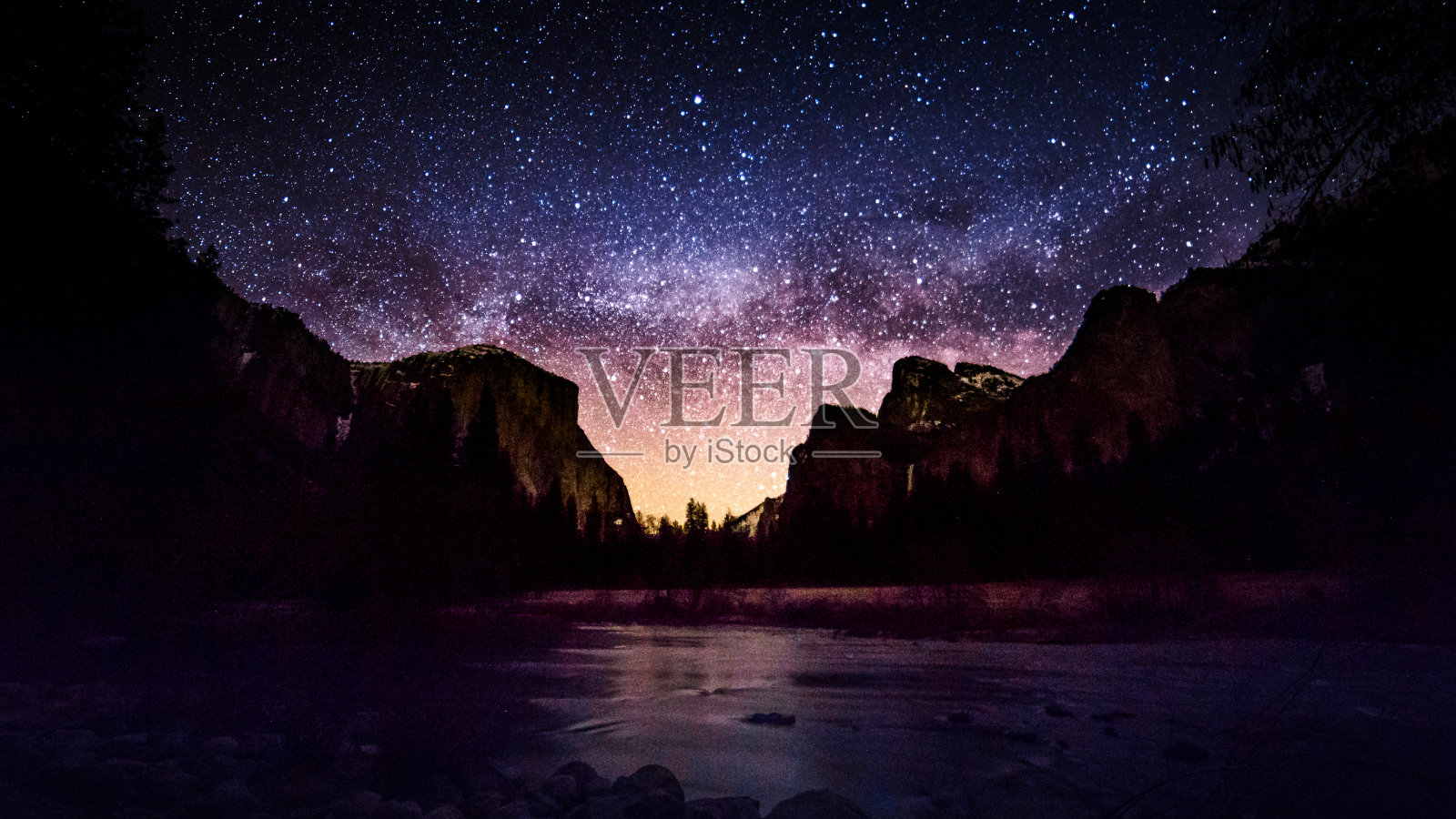 约塞米蒂山谷的银河景观照片摄影图片