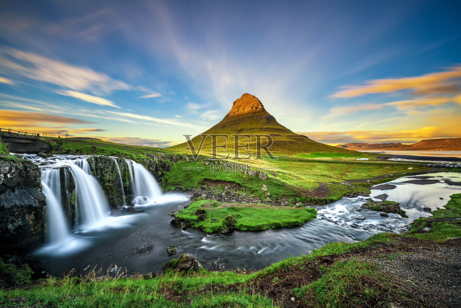 冰岛Kirkjufellsfoss瀑布和Kirkjufell山的日落照片摄影图片