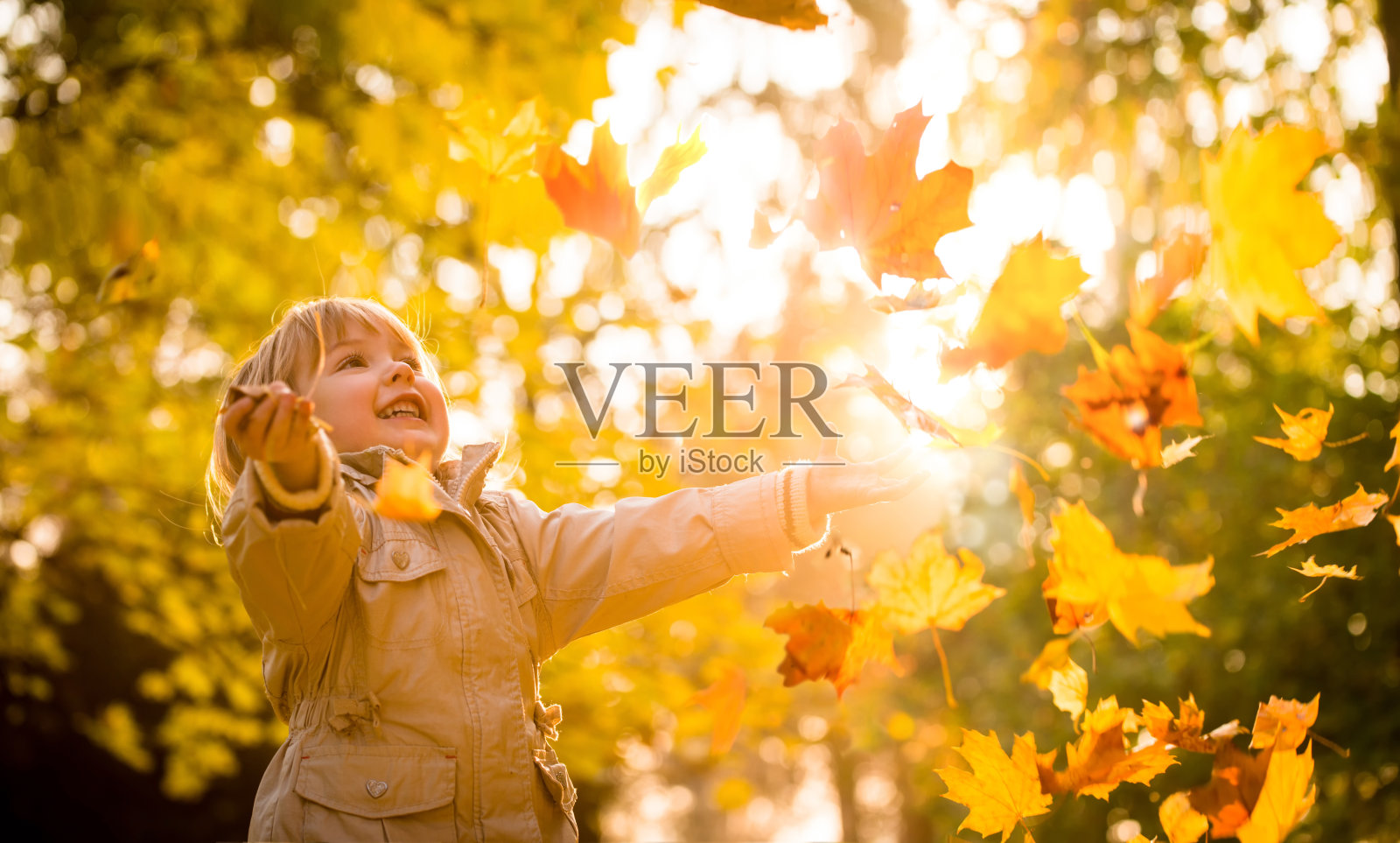 孩子享受秋天的时光照片摄影图片