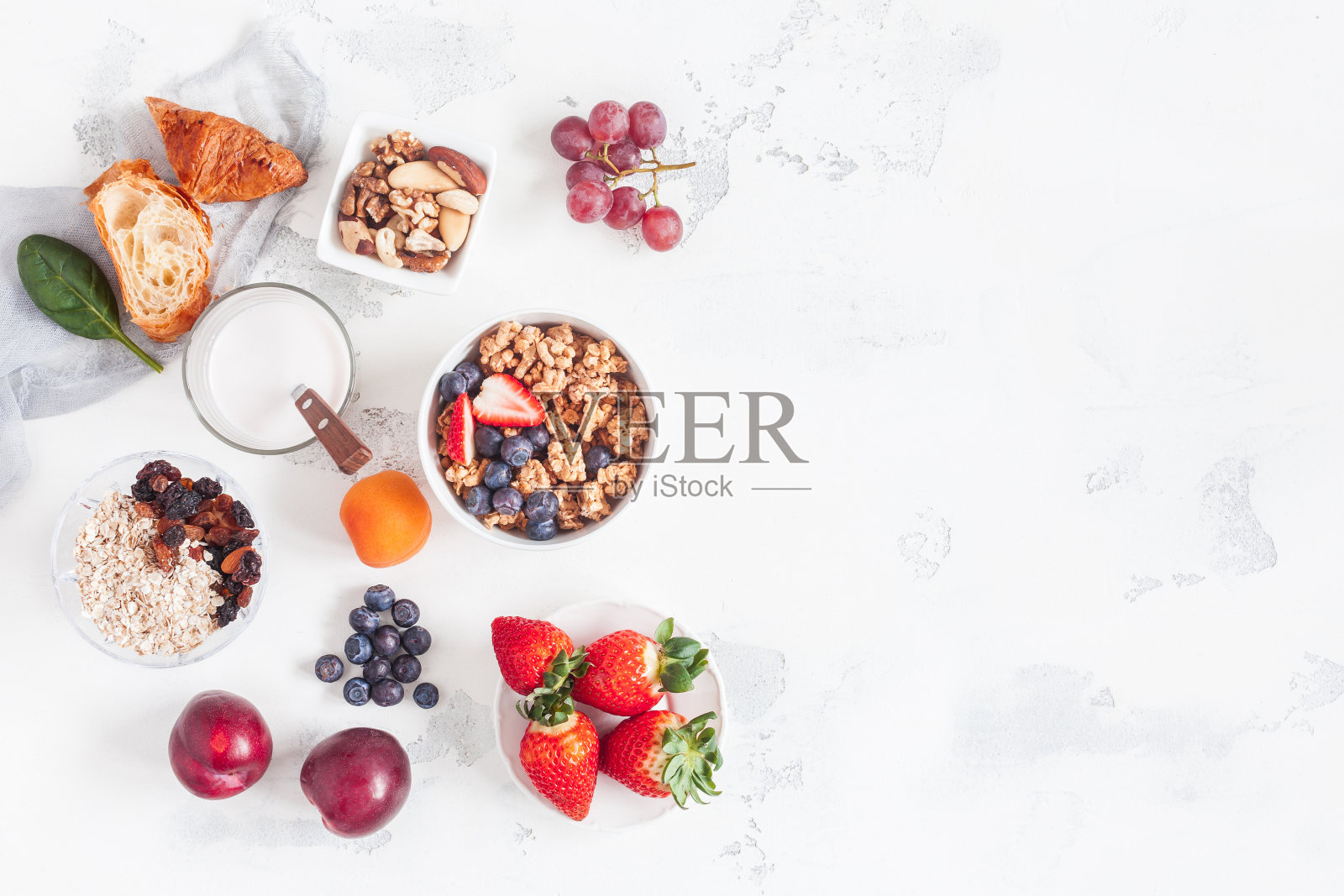 健康早餐，有什锦麦片，酸奶，水果，浆果，坚果照片摄影图片