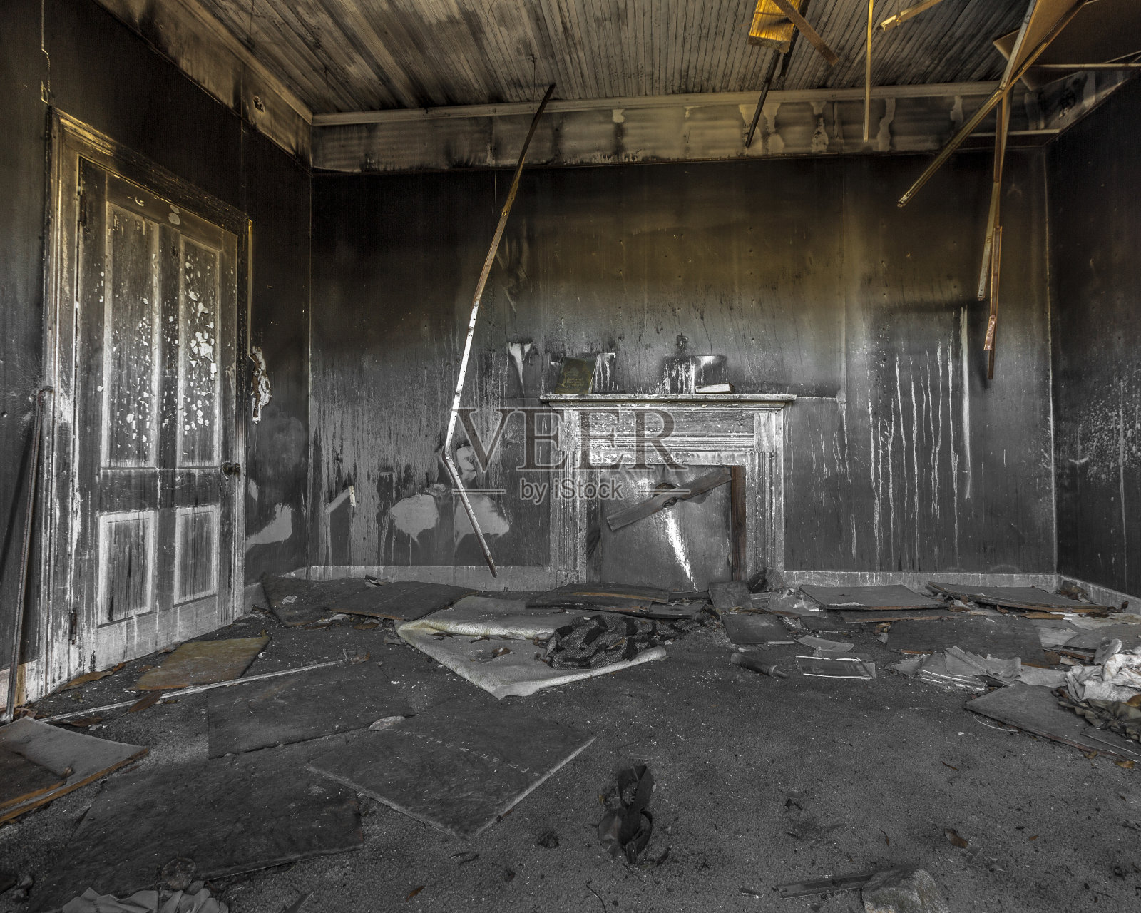 一所废弃房屋客厅的墙壁上布满了煤灰照片摄影图片