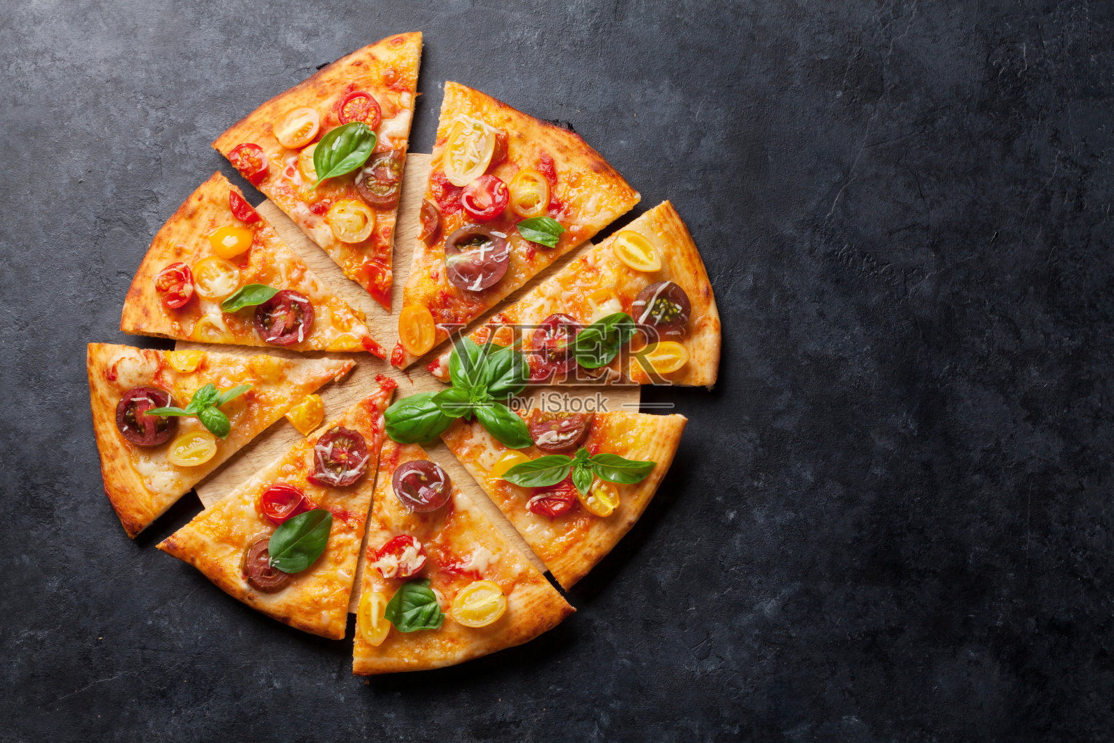 西红柿，马苏里拉奶酪和罗勒的披萨照片摄影图片