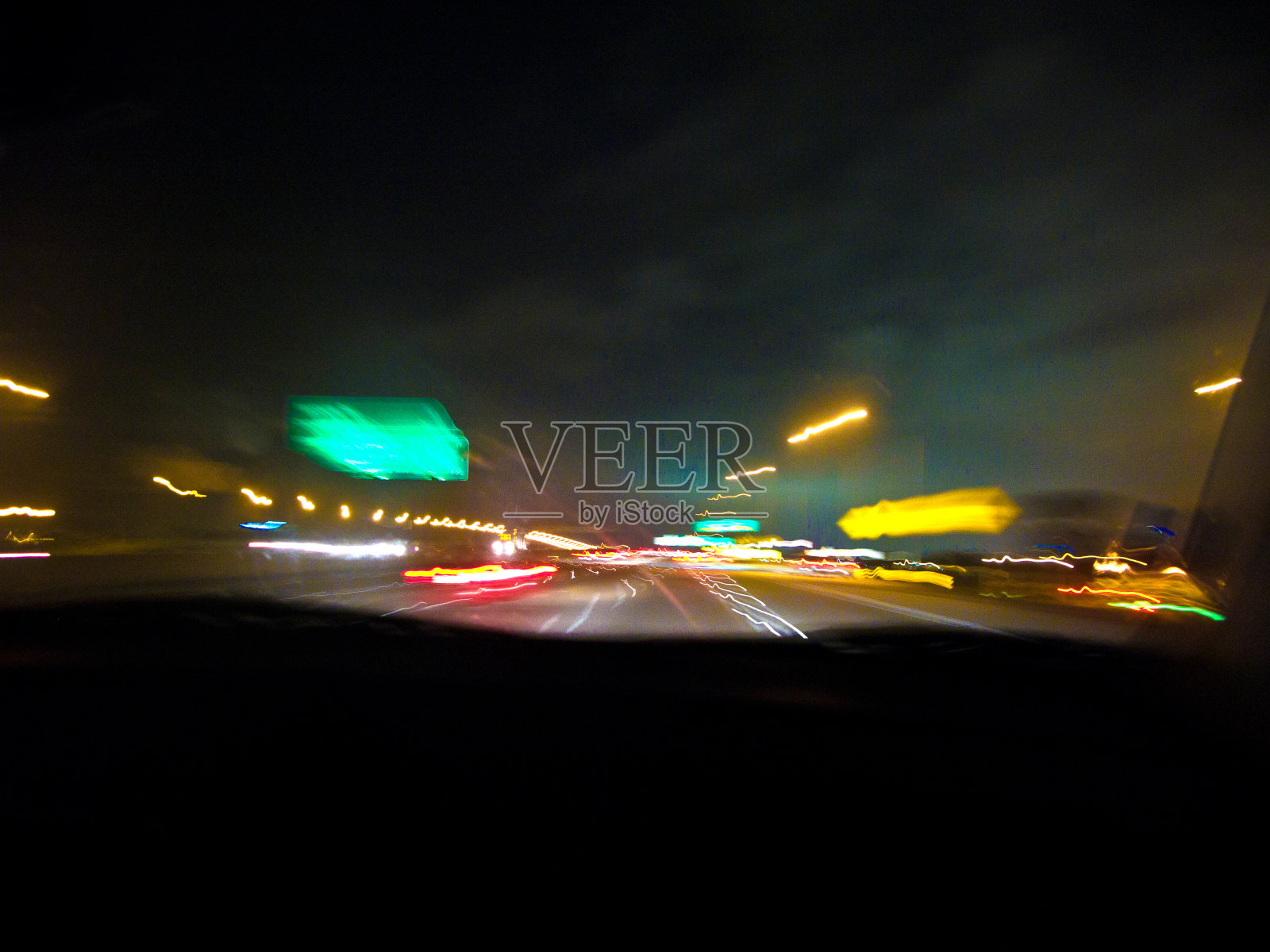 夜晚的景色和雨水透过汽车的前窗照片摄影图片