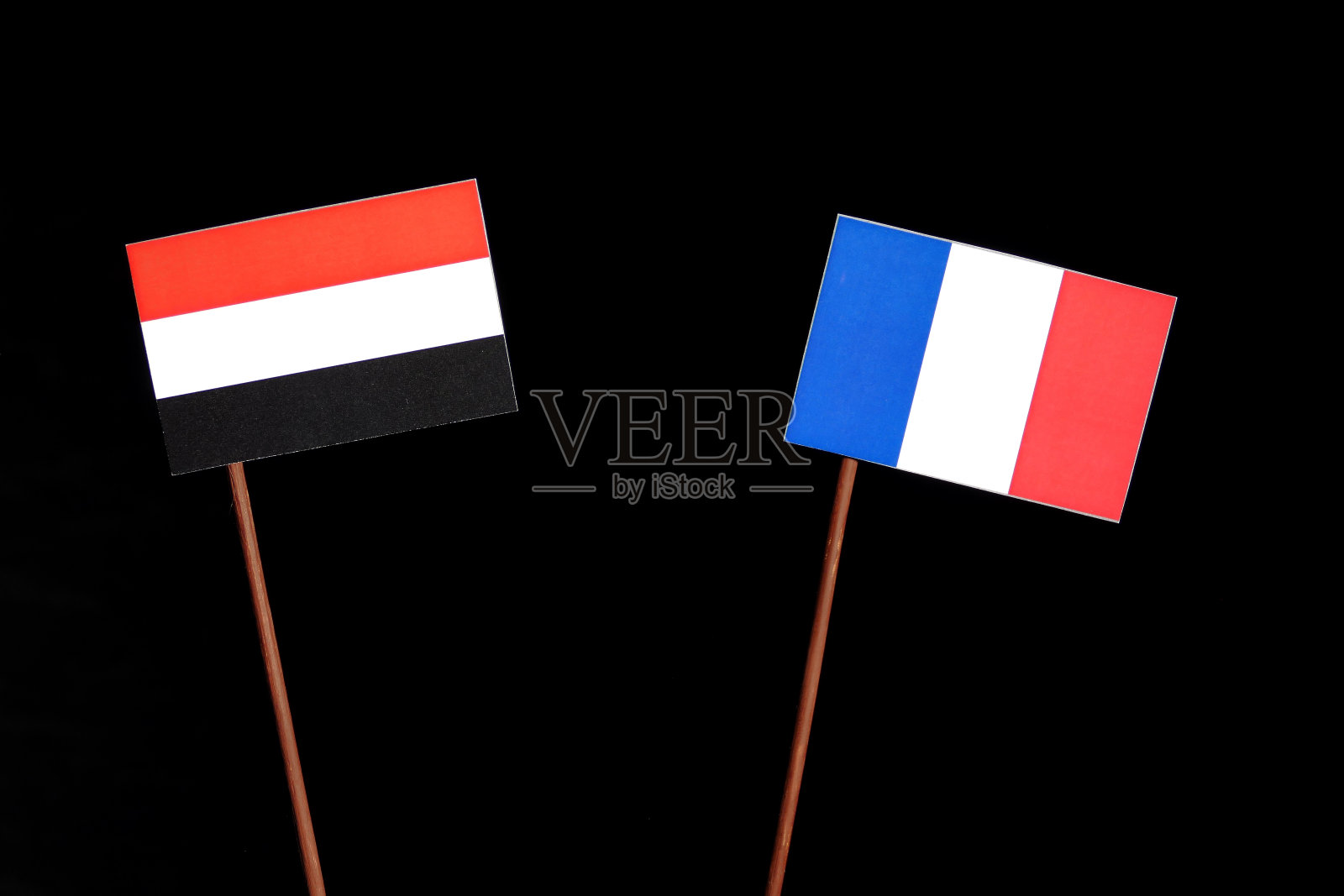也门国旗和法国国旗在黑色背景孤立照片摄影图片