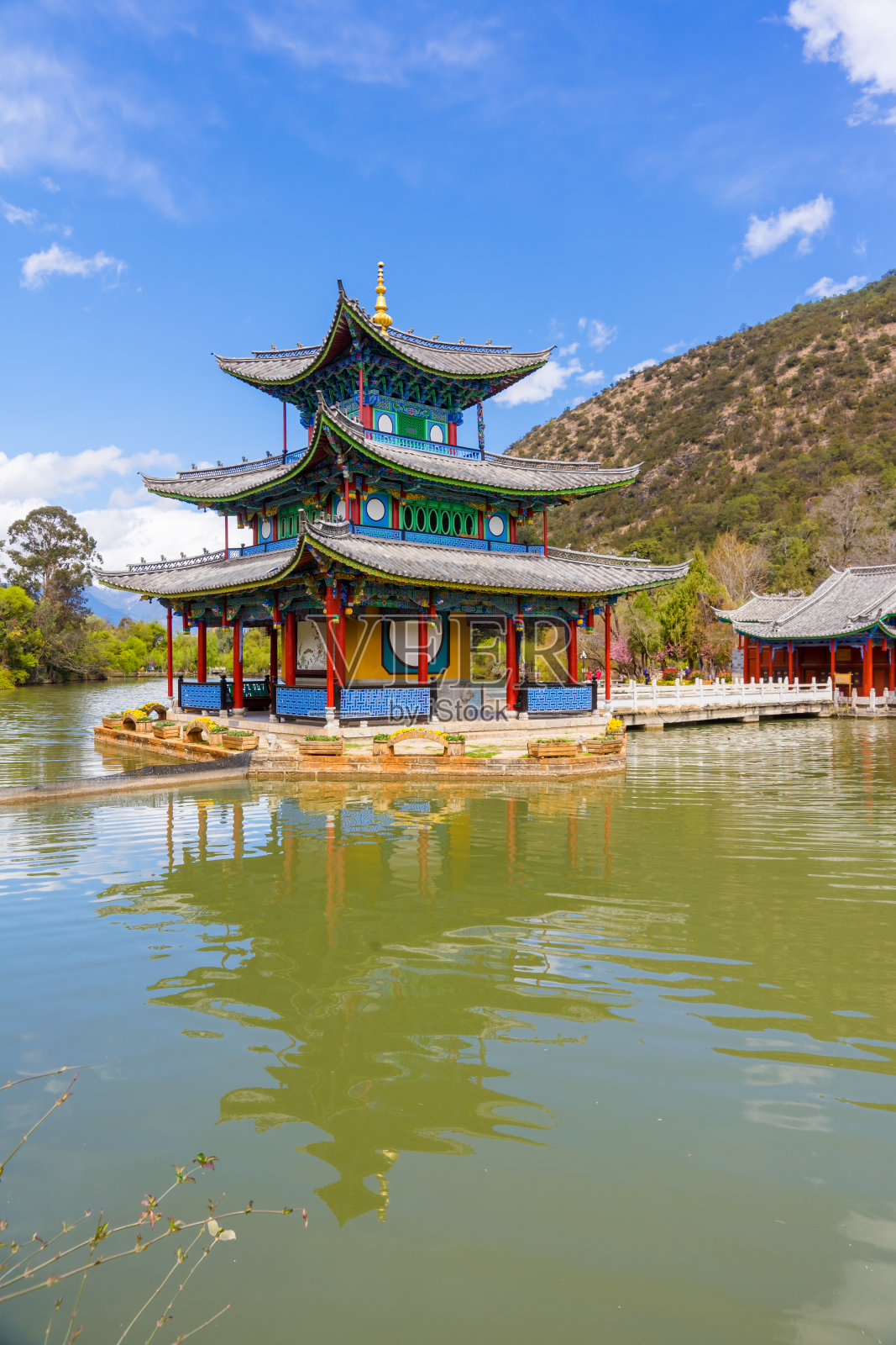 黑龙池。它是中国云南省风景优美的玉泉公园(玉泉公园)中的一个著名池塘。照片摄影图片