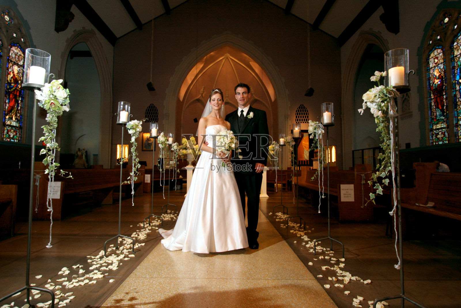 婚礼肖像新娘和新郎夫妇在老教堂过道照片摄影图片