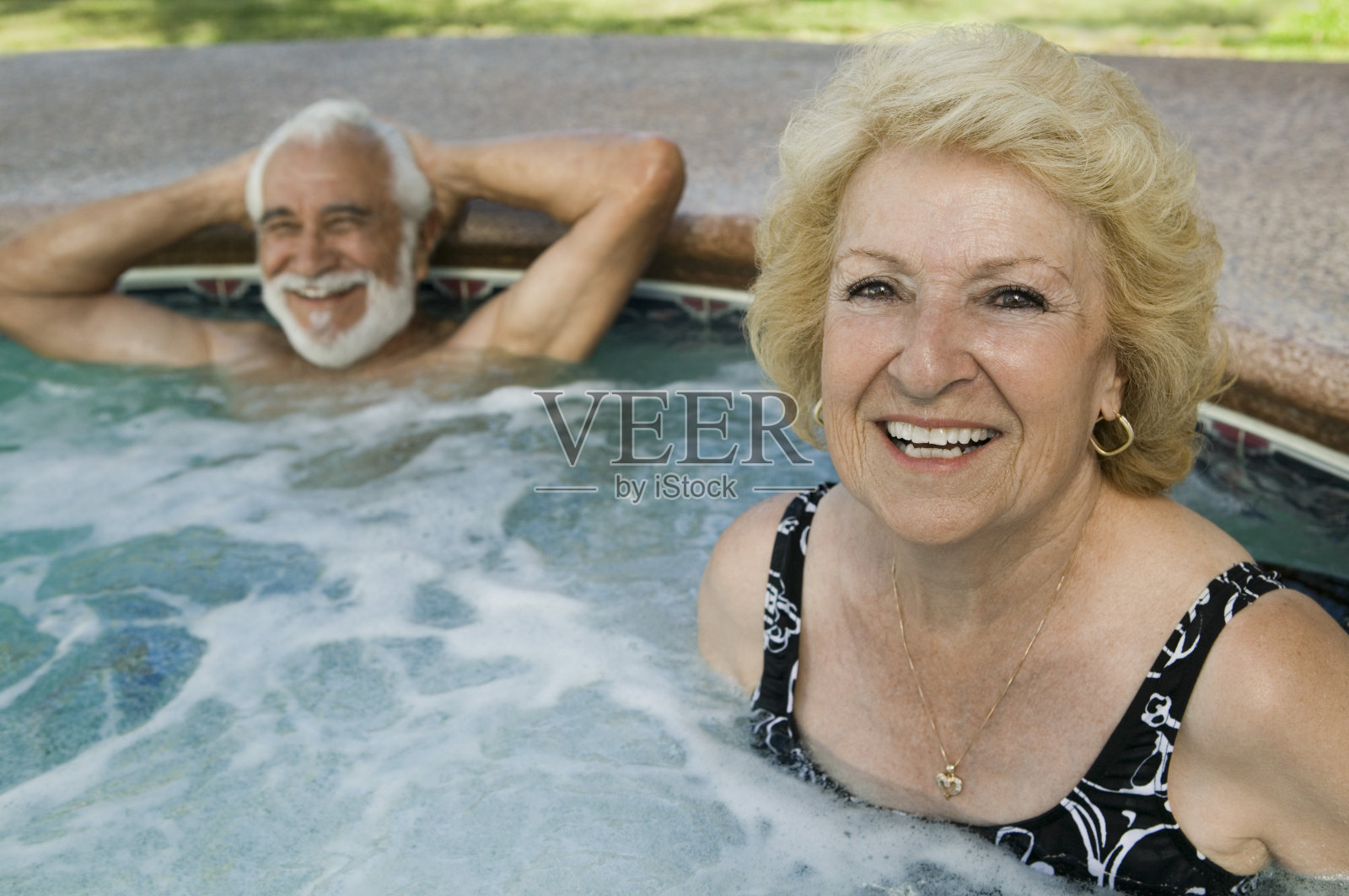 老夫妇在热水浴缸里照片摄影图片