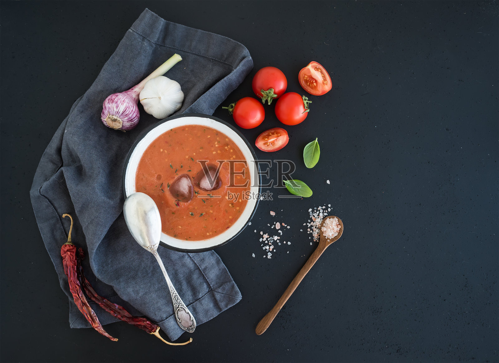 乡村金属碗里的西班牙凉菜汤配新鲜的绿色番茄照片摄影图片