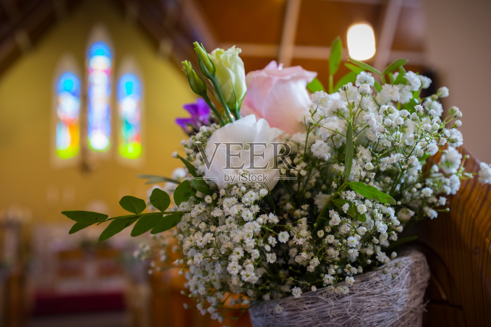 教堂里的婚礼鲜花。近距离照片摄影图片