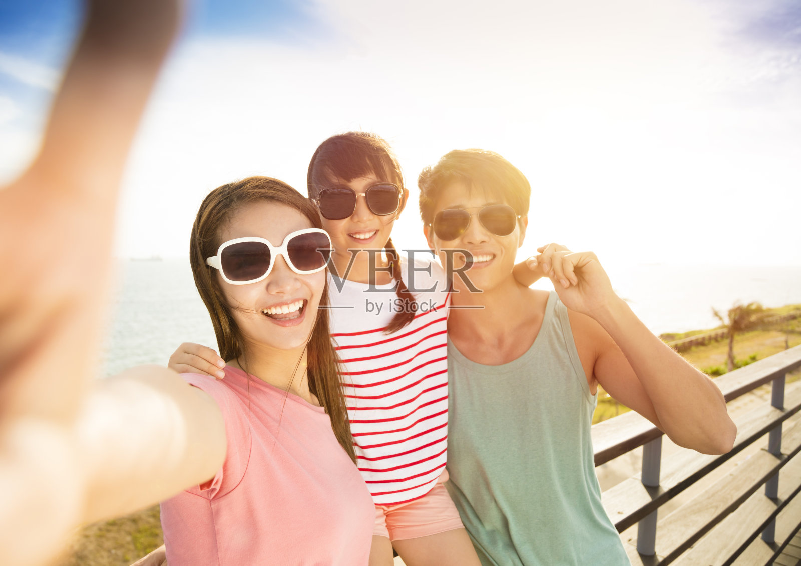 快乐的一家人在暑假自拍照片摄影图片
