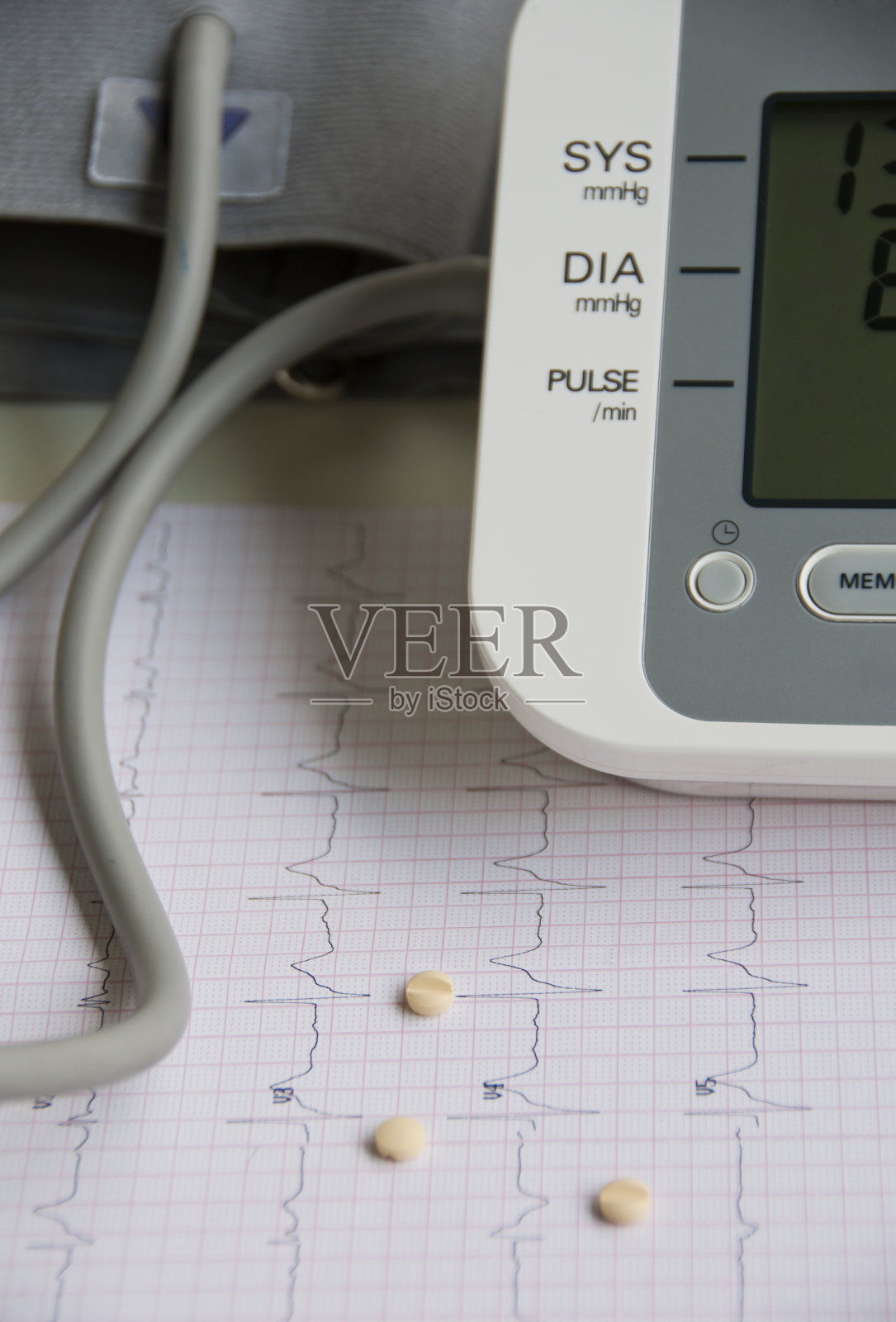 药片，心电图和血压计照片摄影图片