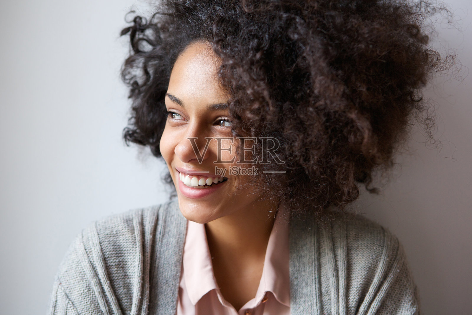 美丽的黑人妇女微笑着看向别处照片摄影图片