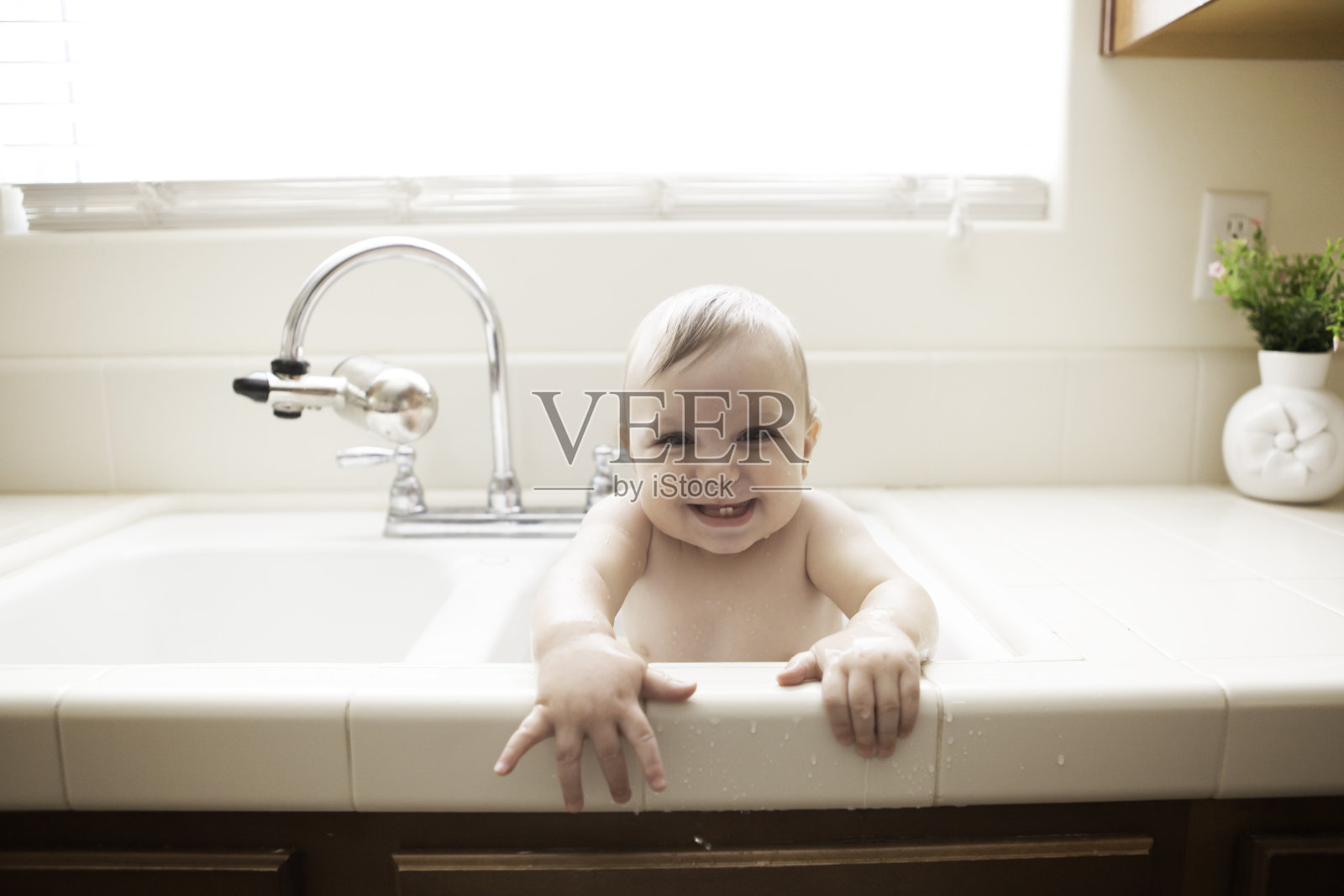 婴儿在水槽照片摄影图片