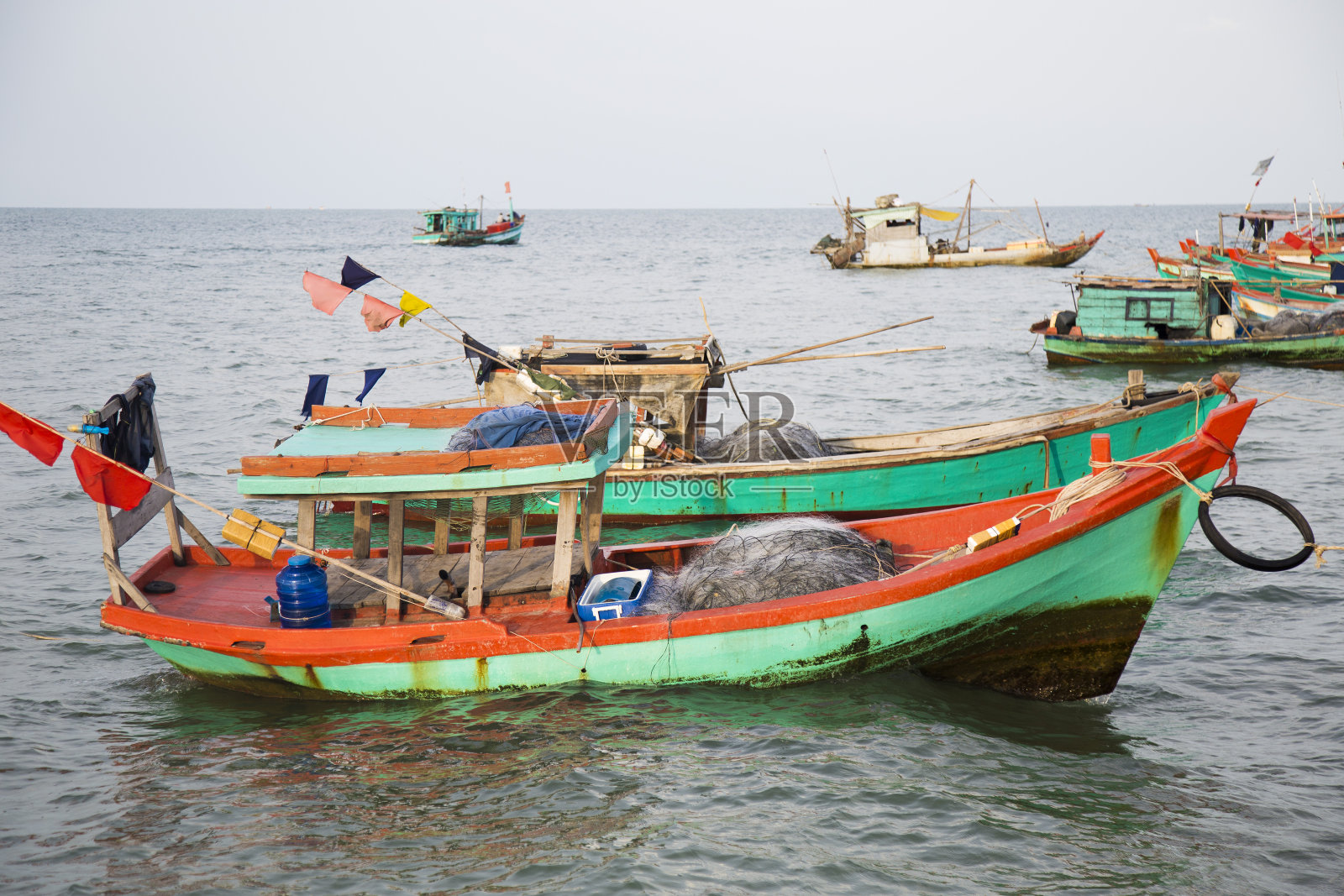 越南建江省富国岛海的彩色木制渔船照片摄影图片