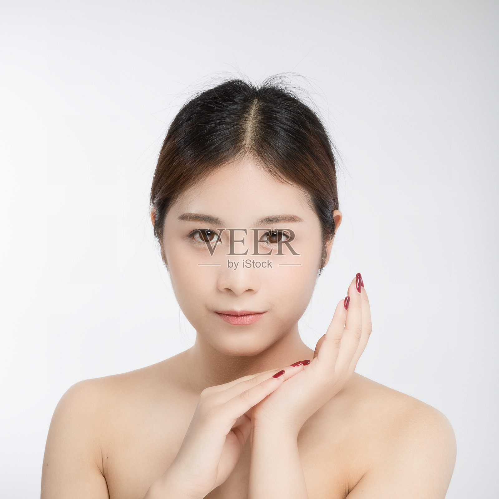 迷人美丽的亚洲女人皮肤护理在白色的背景照片摄影图片