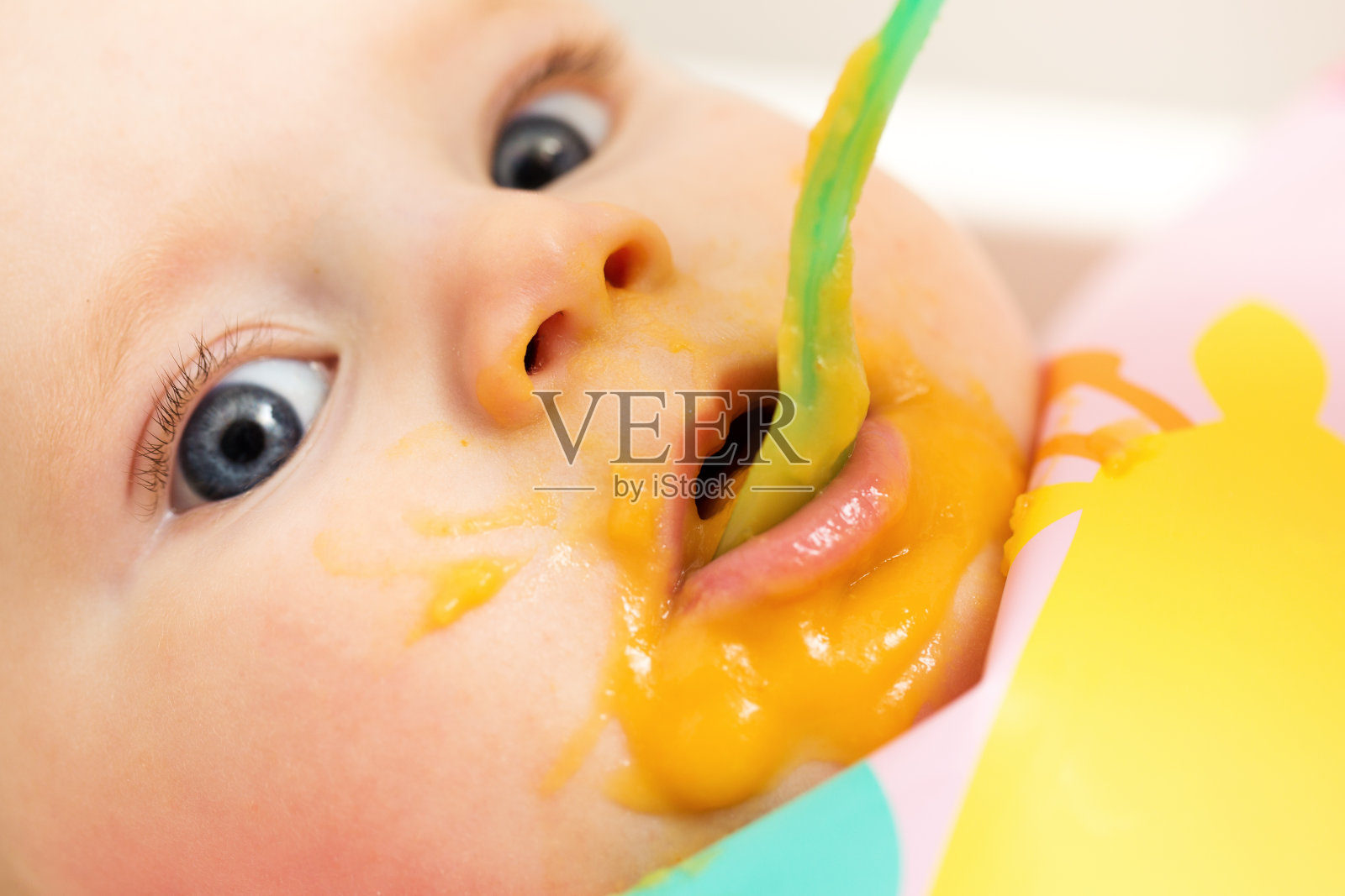用蔬菜泥喂婴儿的有趣特写照片摄影图片