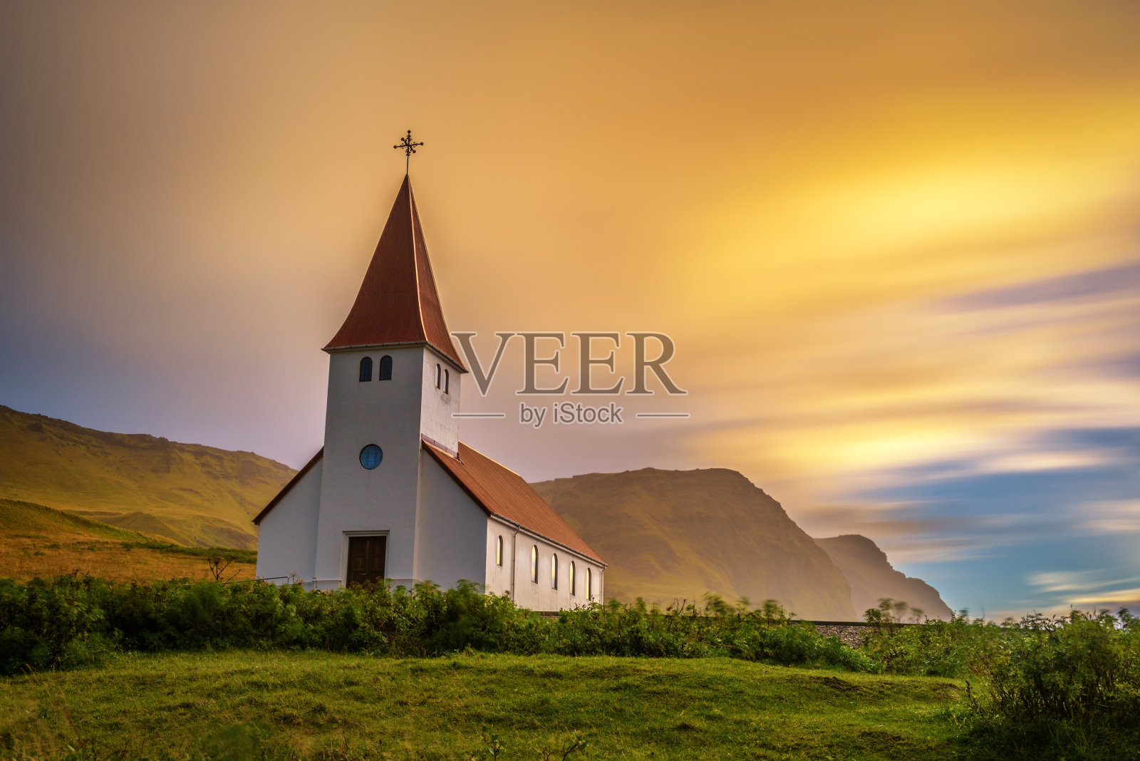冰岛维克的路德教会的日出照片摄影图片