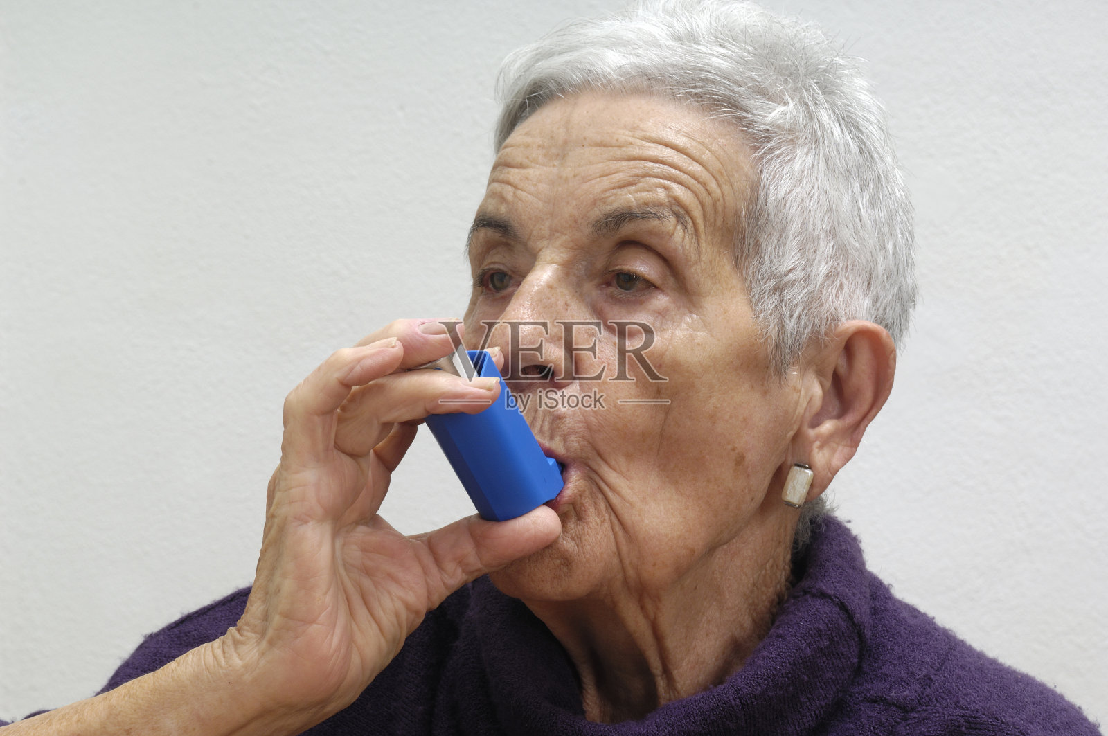 带着吸入器的老妇人照片摄影图片