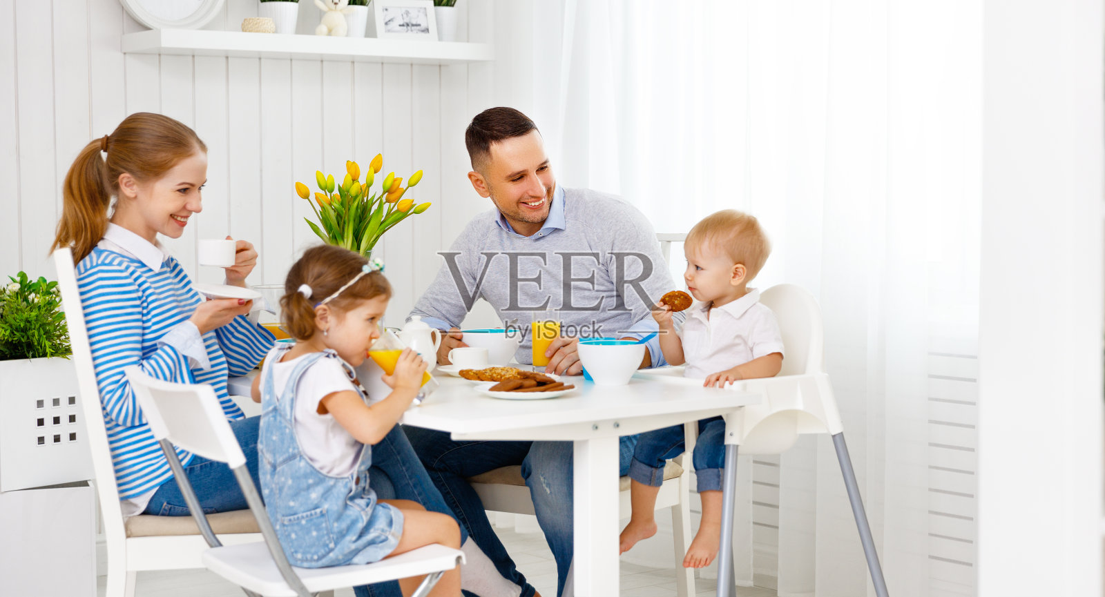 幸福的家庭早餐照片摄影图片