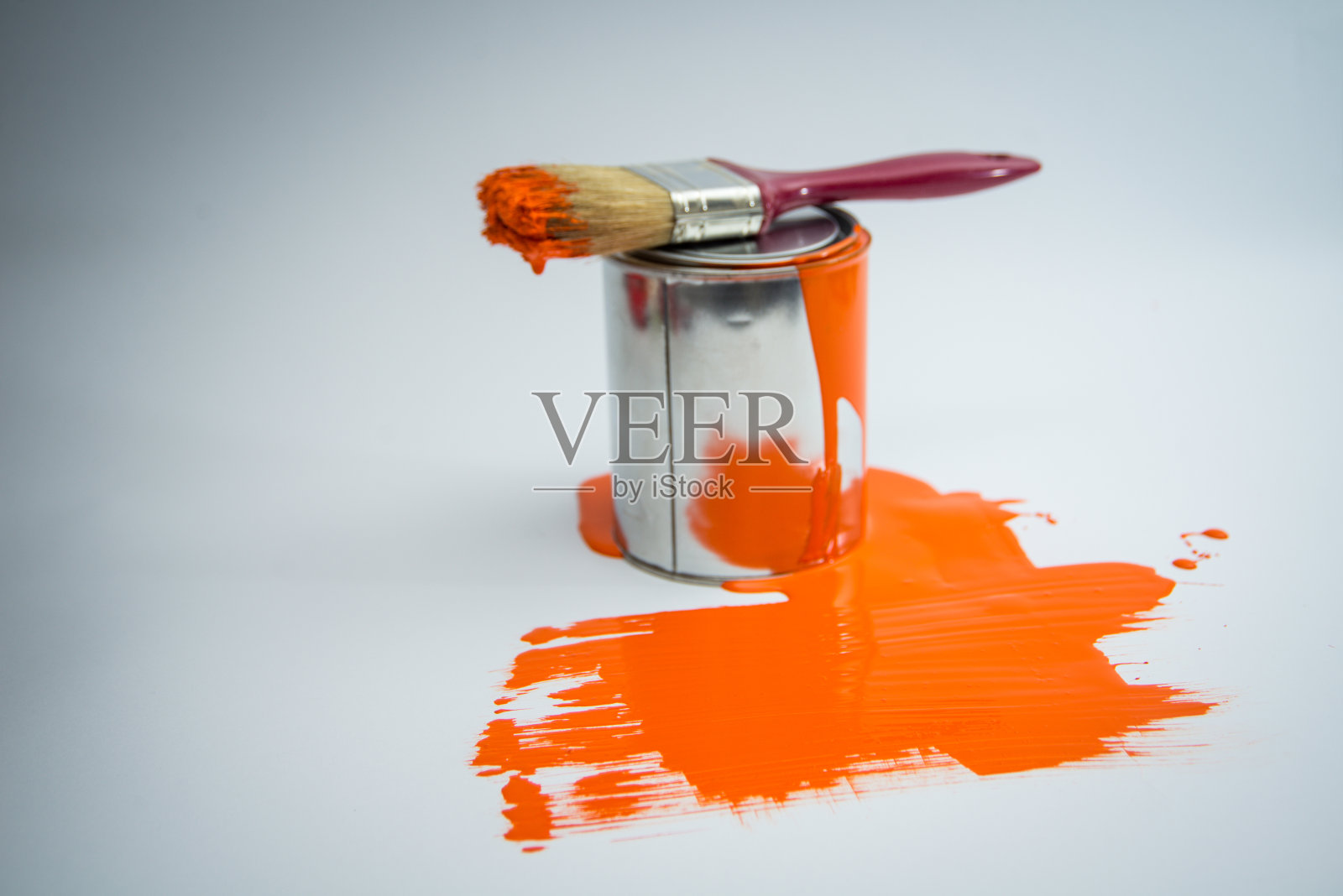 油漆锡罐用油漆刷，橙色照片摄影图片