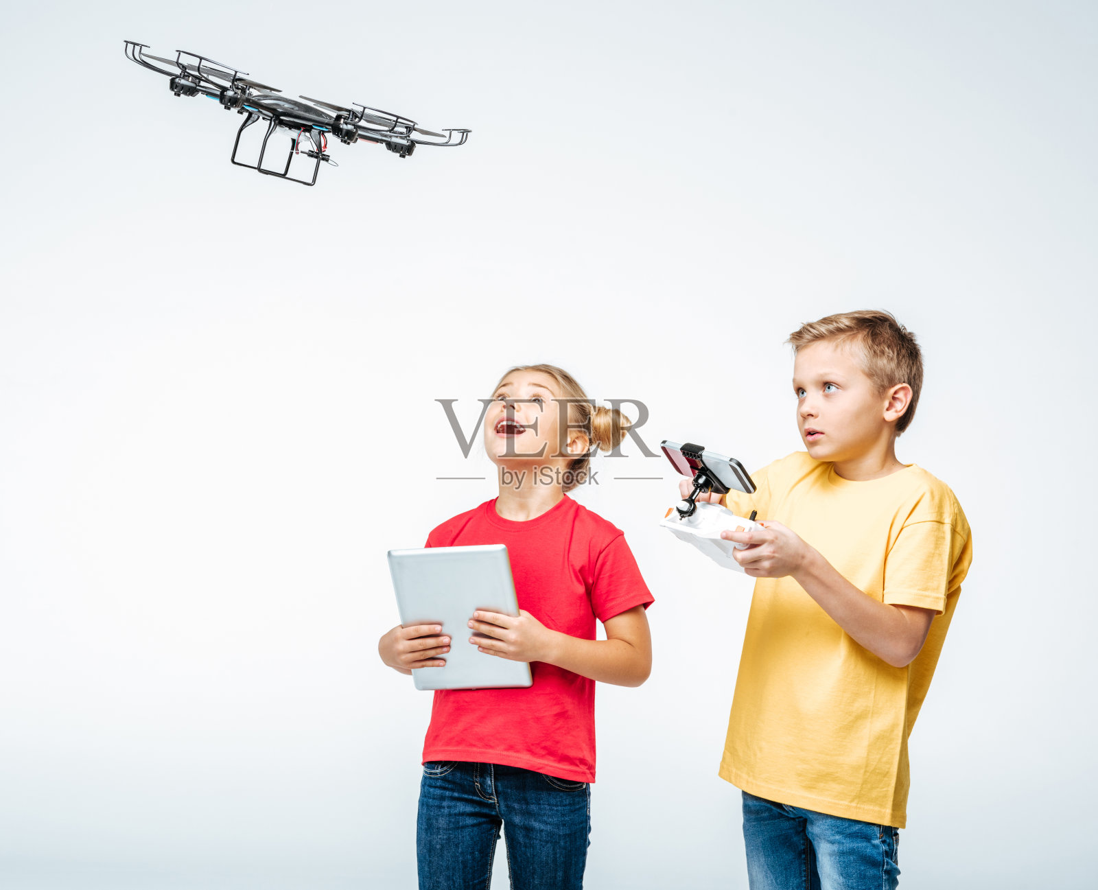 孩子们正在使用数码平板电脑和六旋翼无人机照片摄影图片