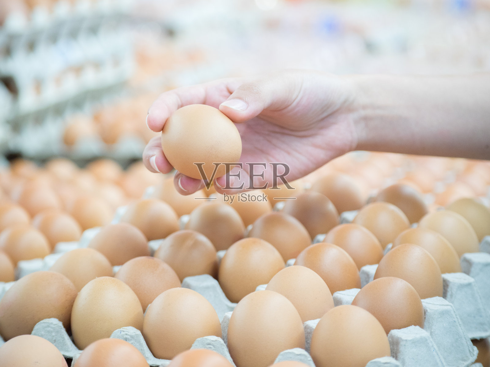 从市场上的包装中选择鸡蛋照片摄影图片