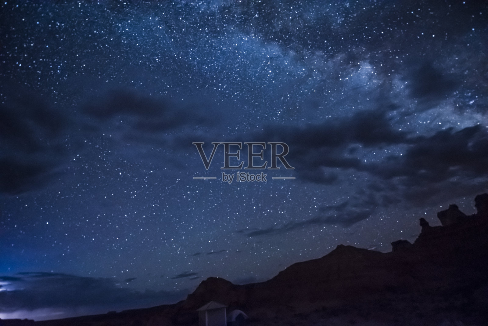银河的夜空，白云，峡谷和野营地照片摄影图片