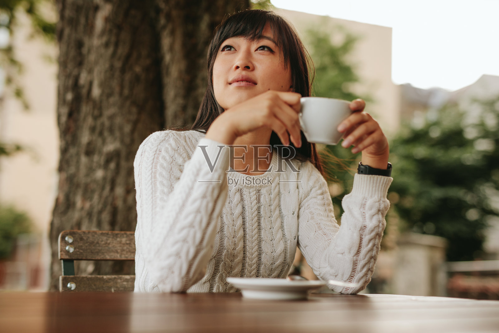 一位中国女性正在咖啡厅喝咖啡照片摄影图片