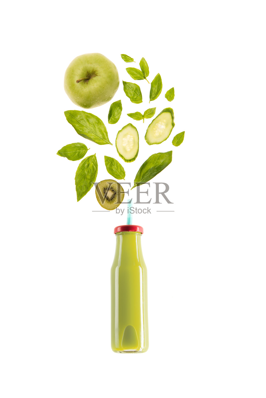 绿色健康水果冰沙在玻璃瓶上隔离白色，新鲜水果冰沙的概念照片摄影图片