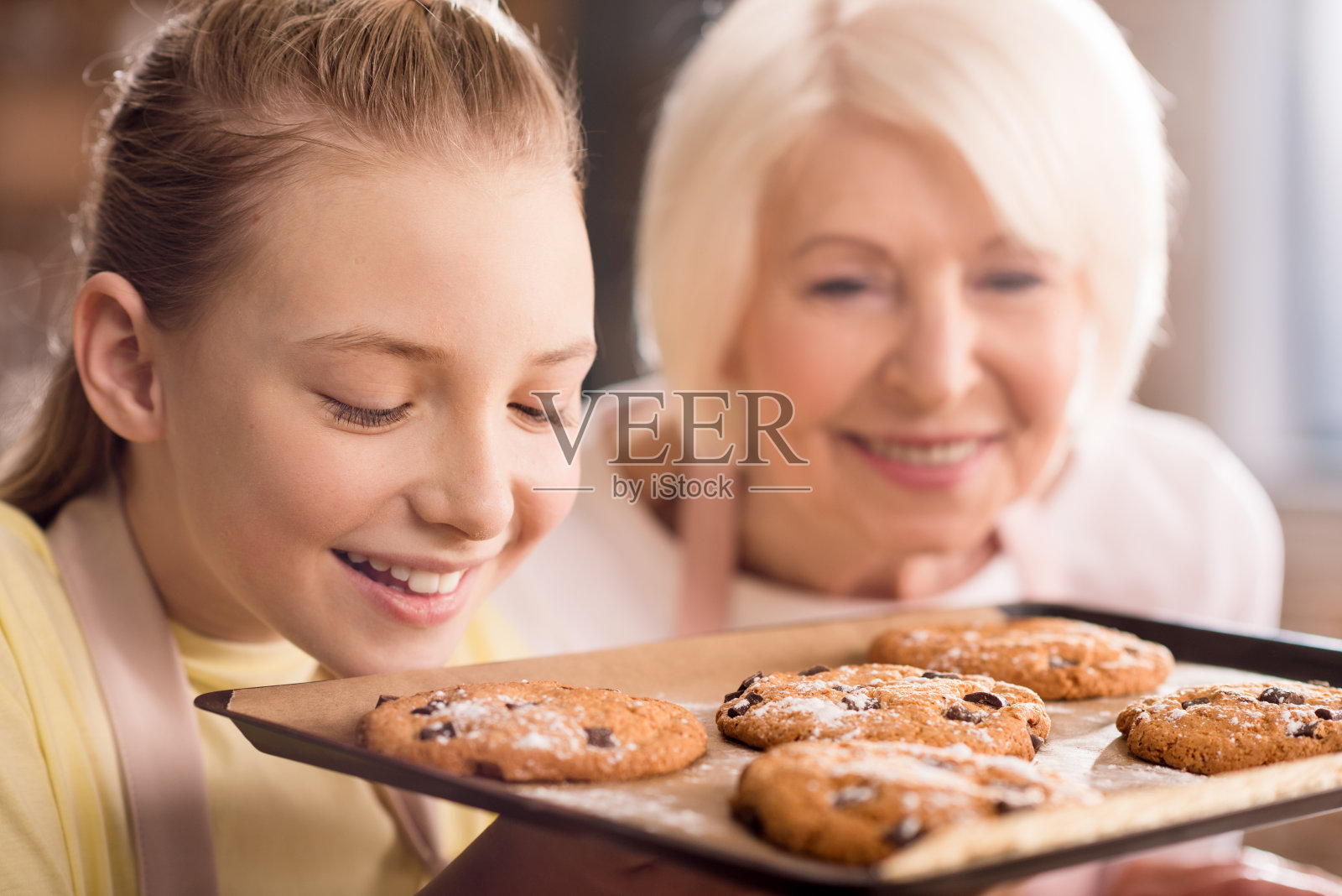 奶奶和孙子一起吃饼干照片摄影图片