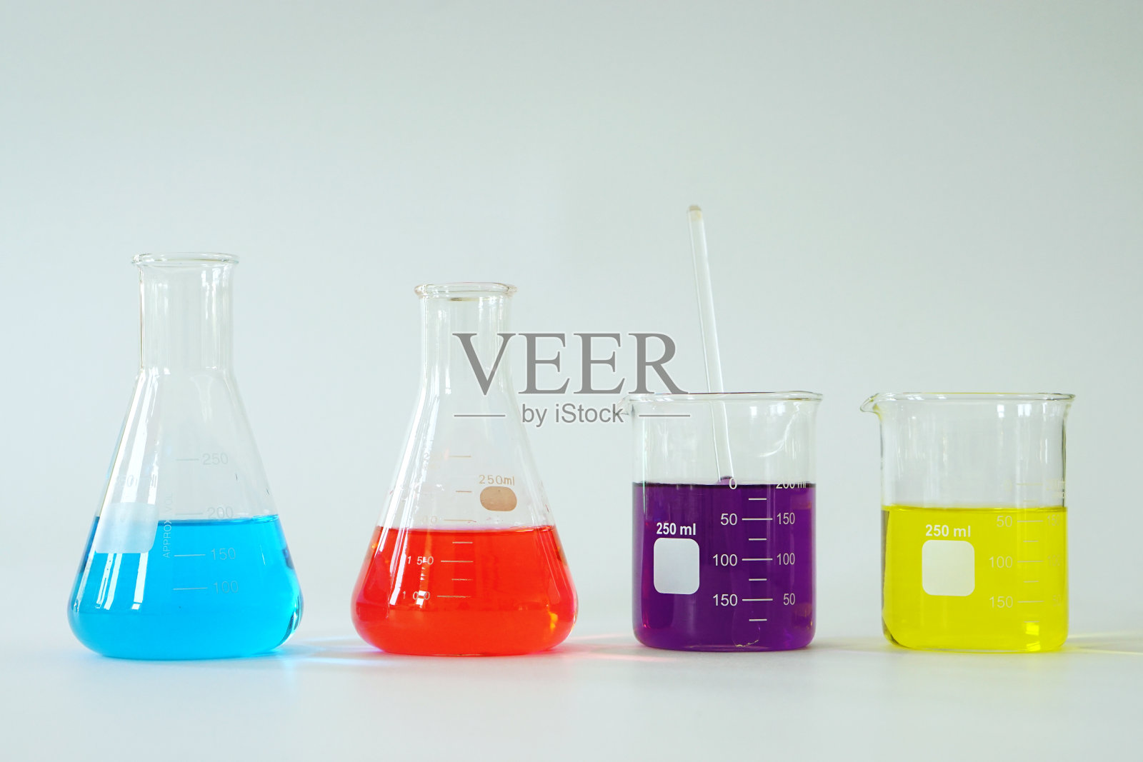 实验室玻璃组锥型烧瓶和烧杯装满化学液体进行化学实验。照片摄影图片