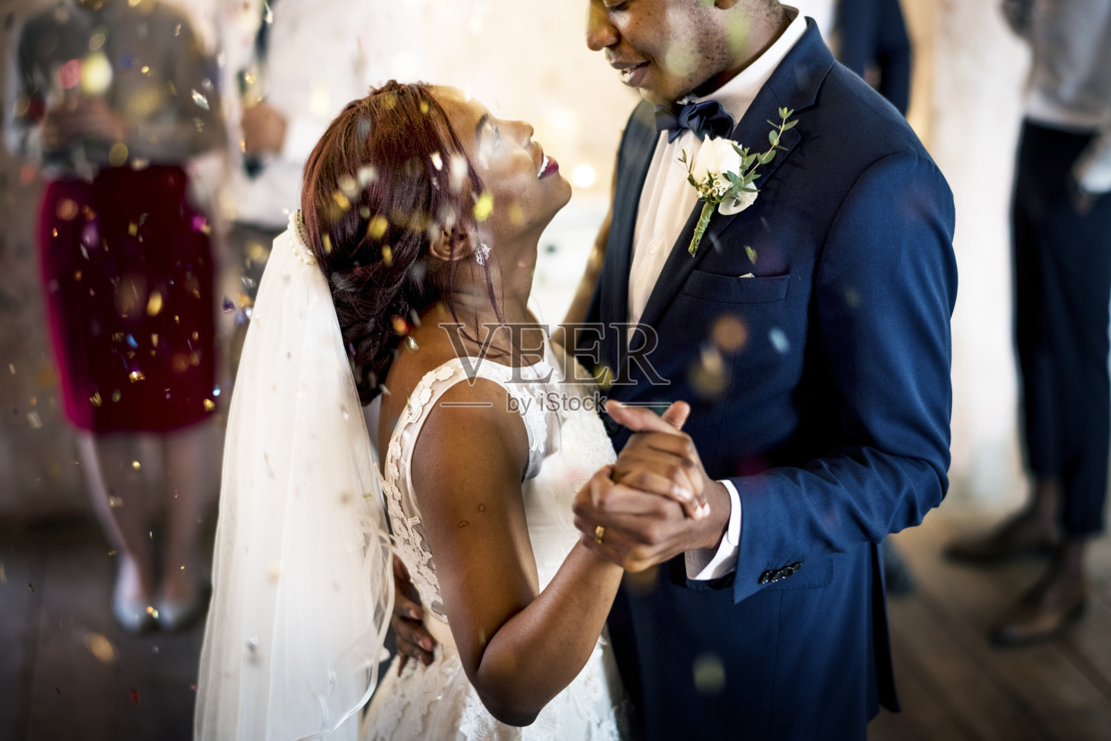 非洲裔新婚夫妇跳舞庆祝照片摄影图片