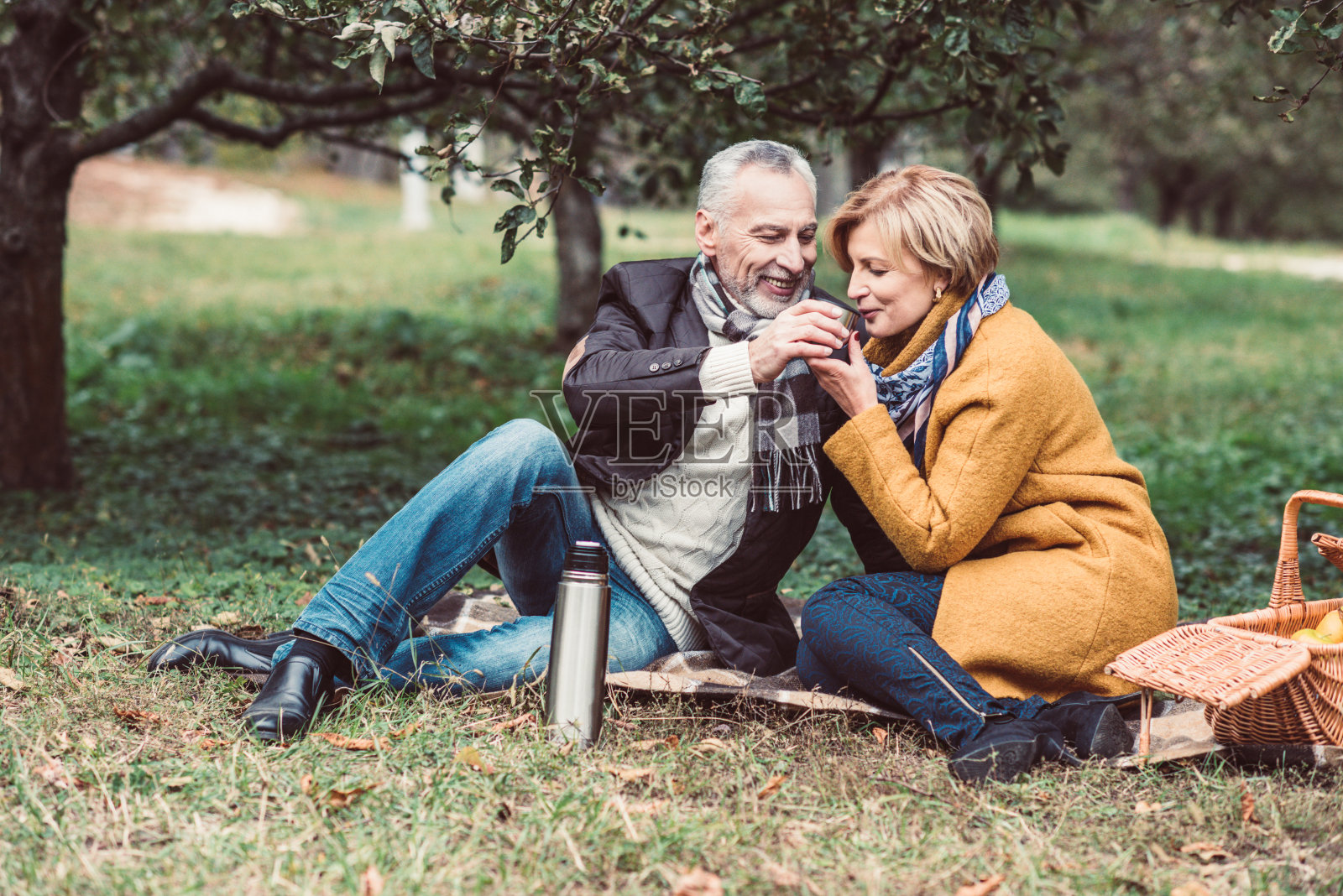 成熟的夫妇在公园喝茶照片摄影图片