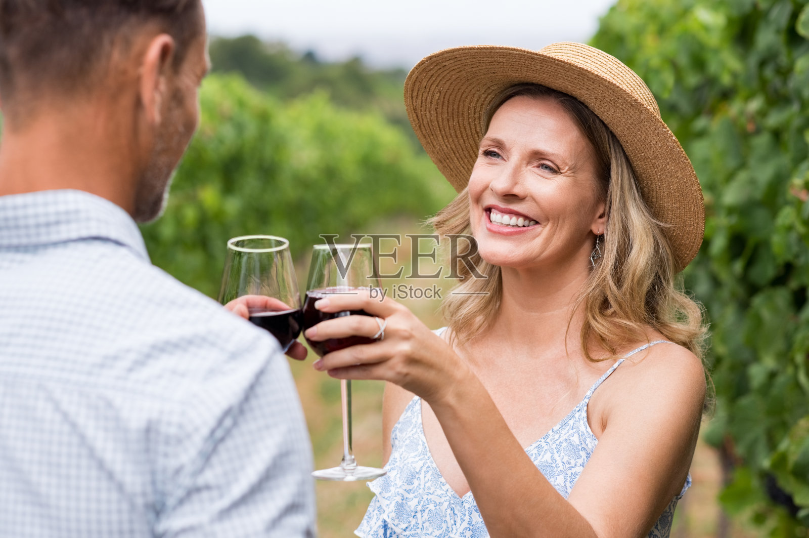 一对夫妇用葡萄酒祝酒照片摄影图片