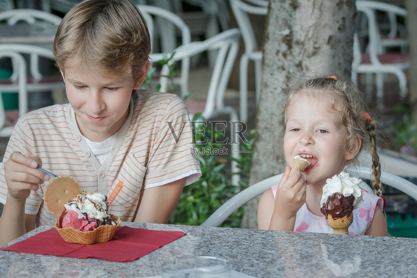 男孩和女孩在冰淇淋店享受他们的意大利冰淇淋照片摄影图片