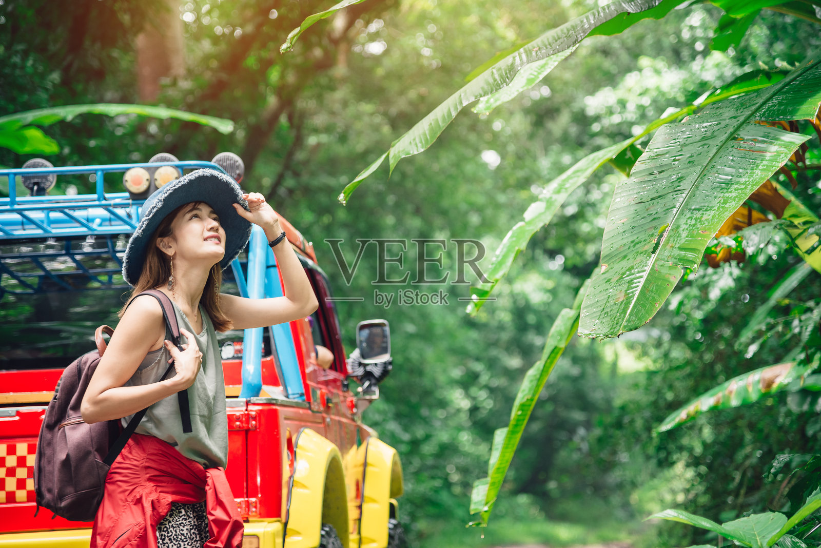 美丽的女人背包客休息在森林-旅行和生活方式概念在假日夏天照片摄影图片