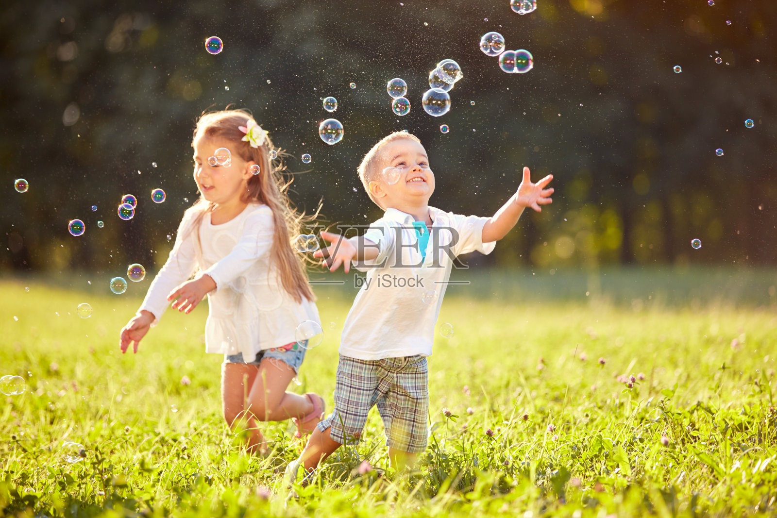 快乐的孩子们追逐着泡泡照片摄影图片