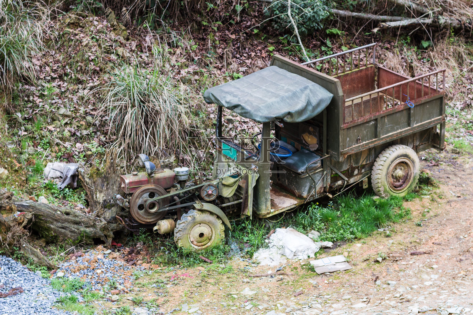 破旧的卡车停在乡村路边照片摄影图片