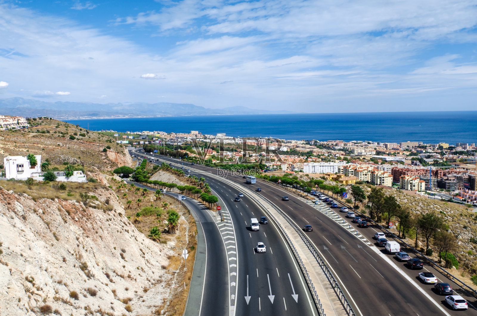 沿贝纳尔马德纳镇的地中海高速公路鸟瞰图。太阳海岸，安达卢西亚，西班牙南部照片摄影图片