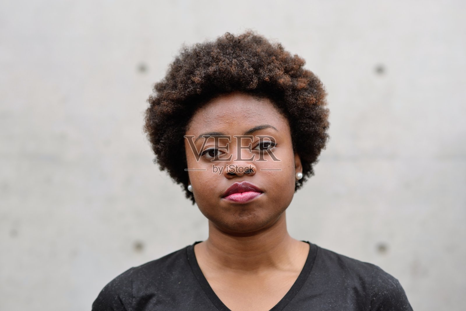 年轻黑人妇女的肖像照片摄影图片