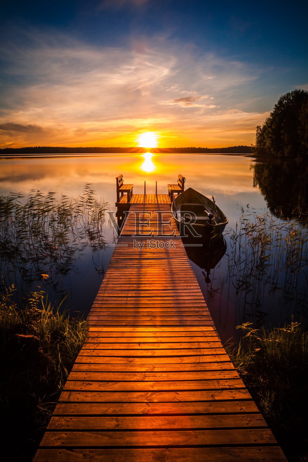 夕阳在芬兰湖边的钓鱼码头上照片摄影图片