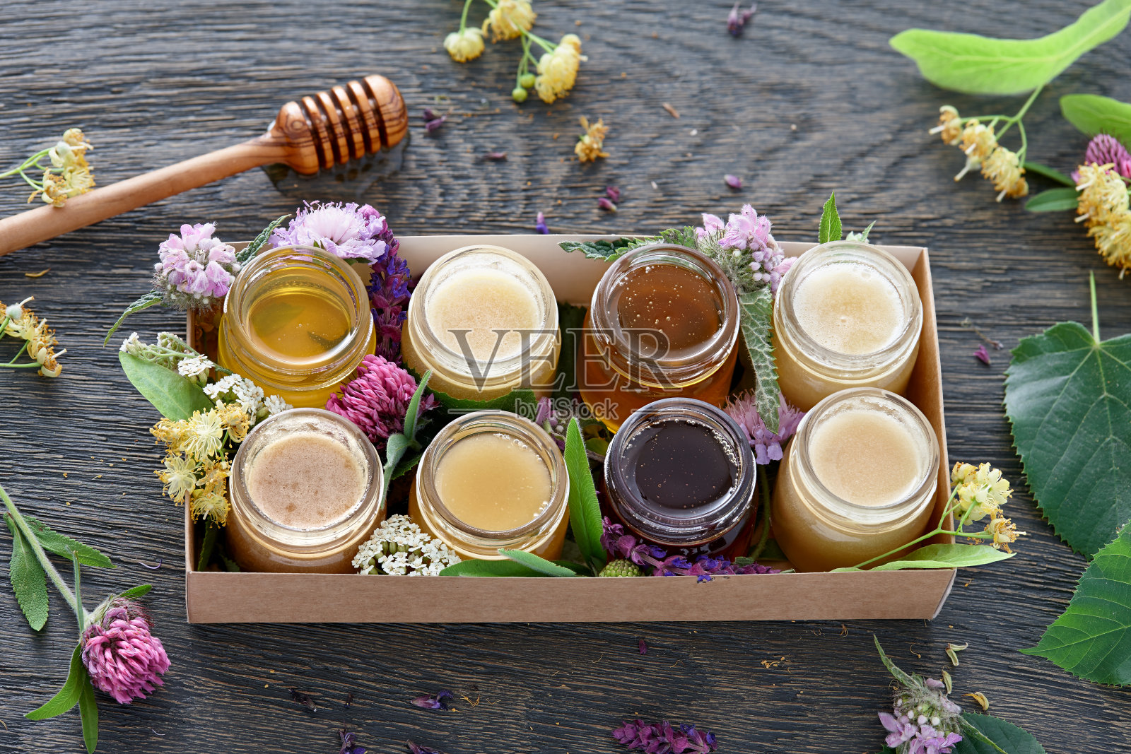 不同种类的蜂蜜放在一个盒子里照片摄影图片