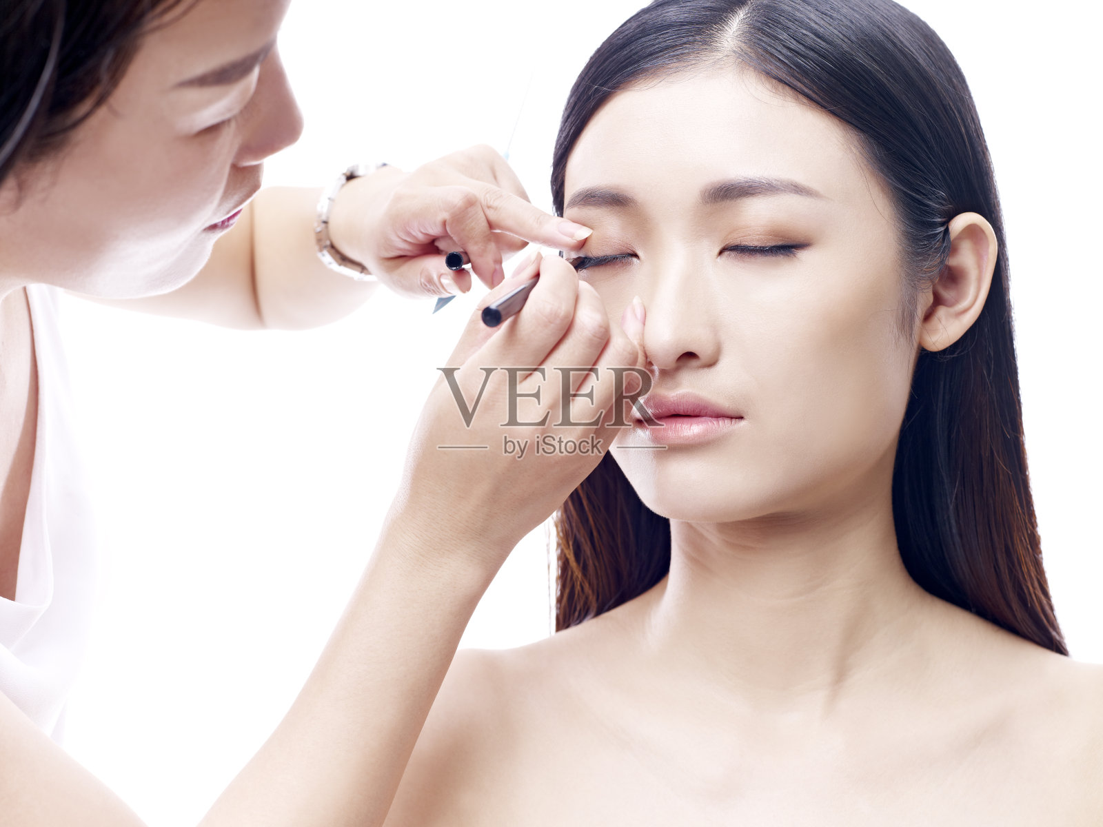 化妆师在年轻的亚洲女模特照片摄影图片
