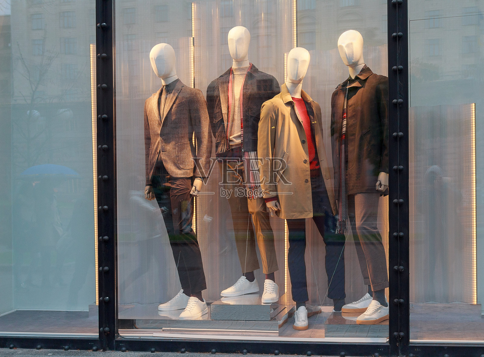 奢侈品商店橱窗里的男人体模型照片摄影图片