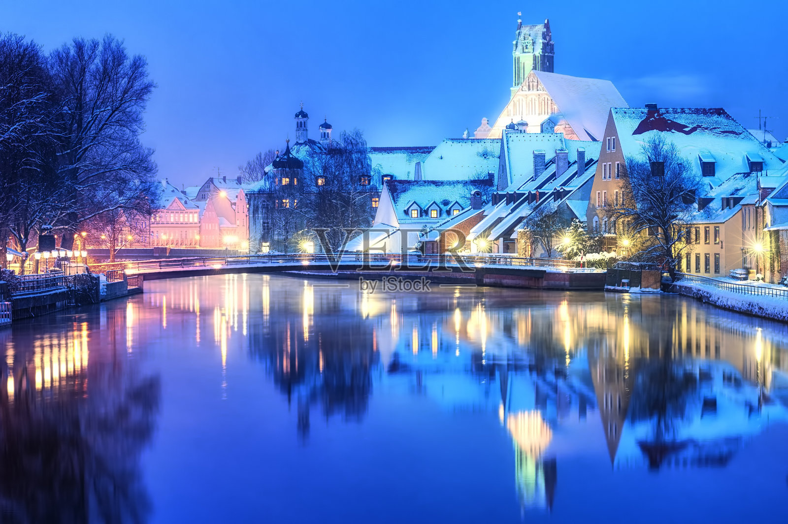 在德国的一个小镇，圣诞节的冬季夜晚照片摄影图片
