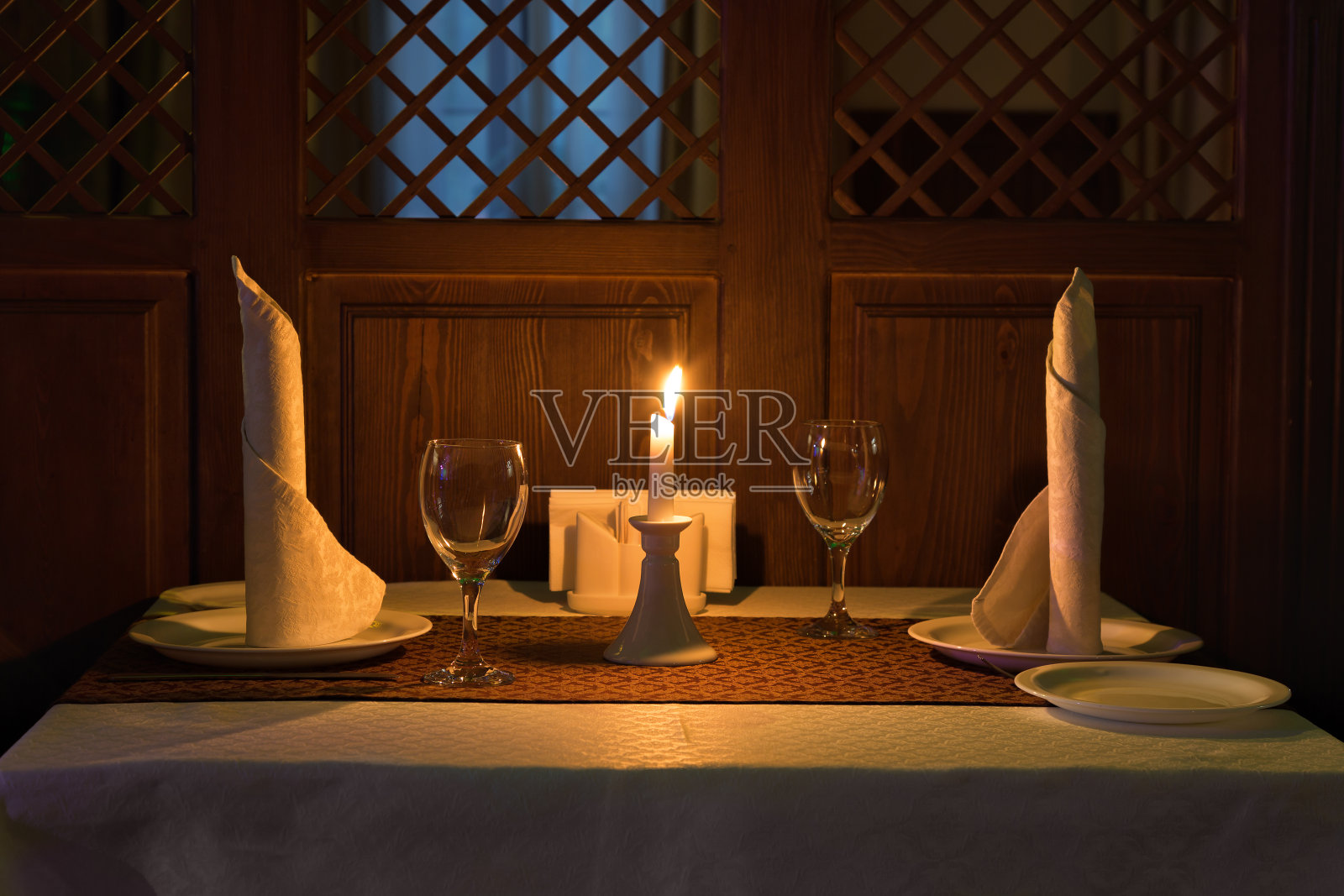 浪漫的烛光晚餐在餐厅照片摄影图片