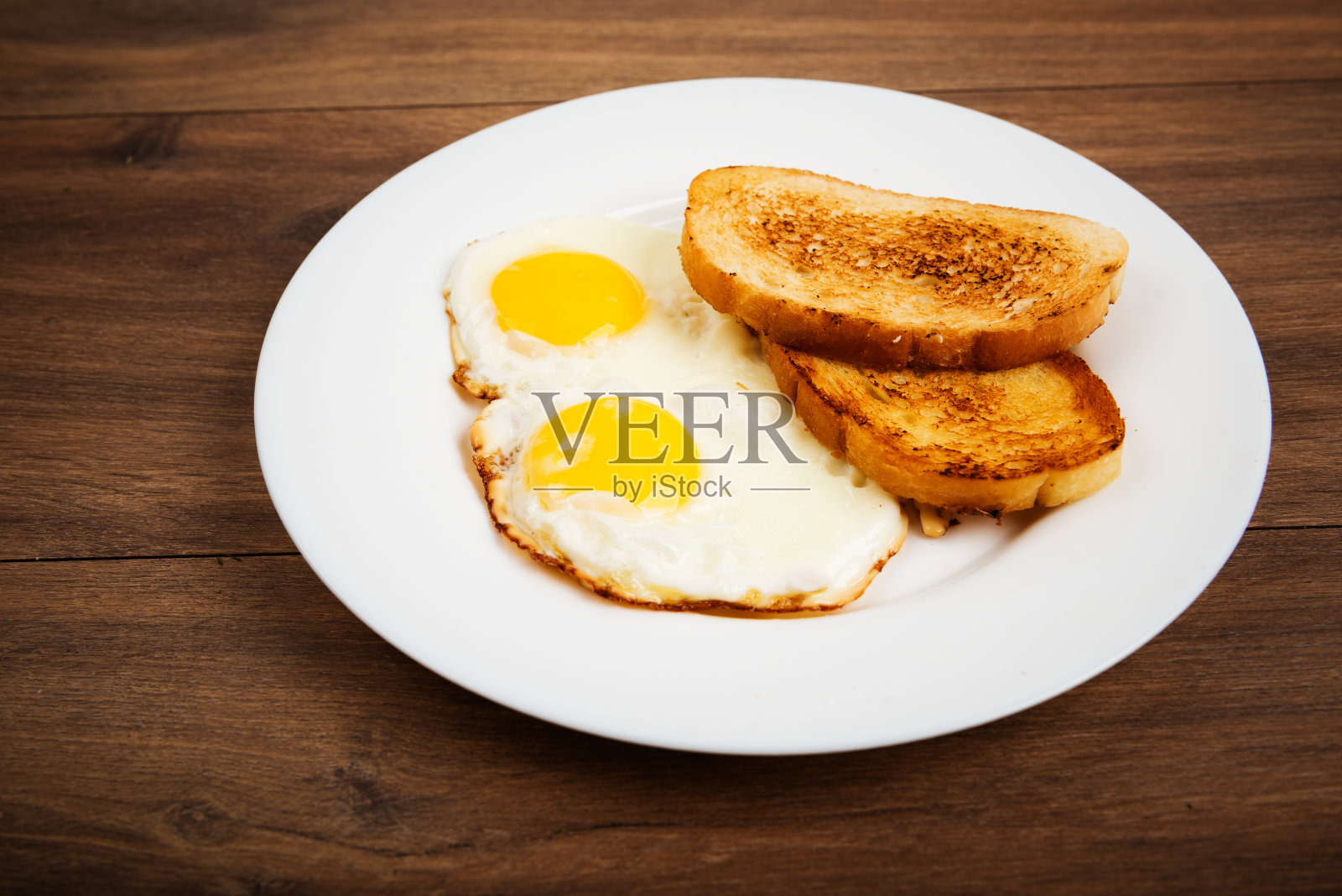 传统早餐有煎蛋和吐司照片摄影图片