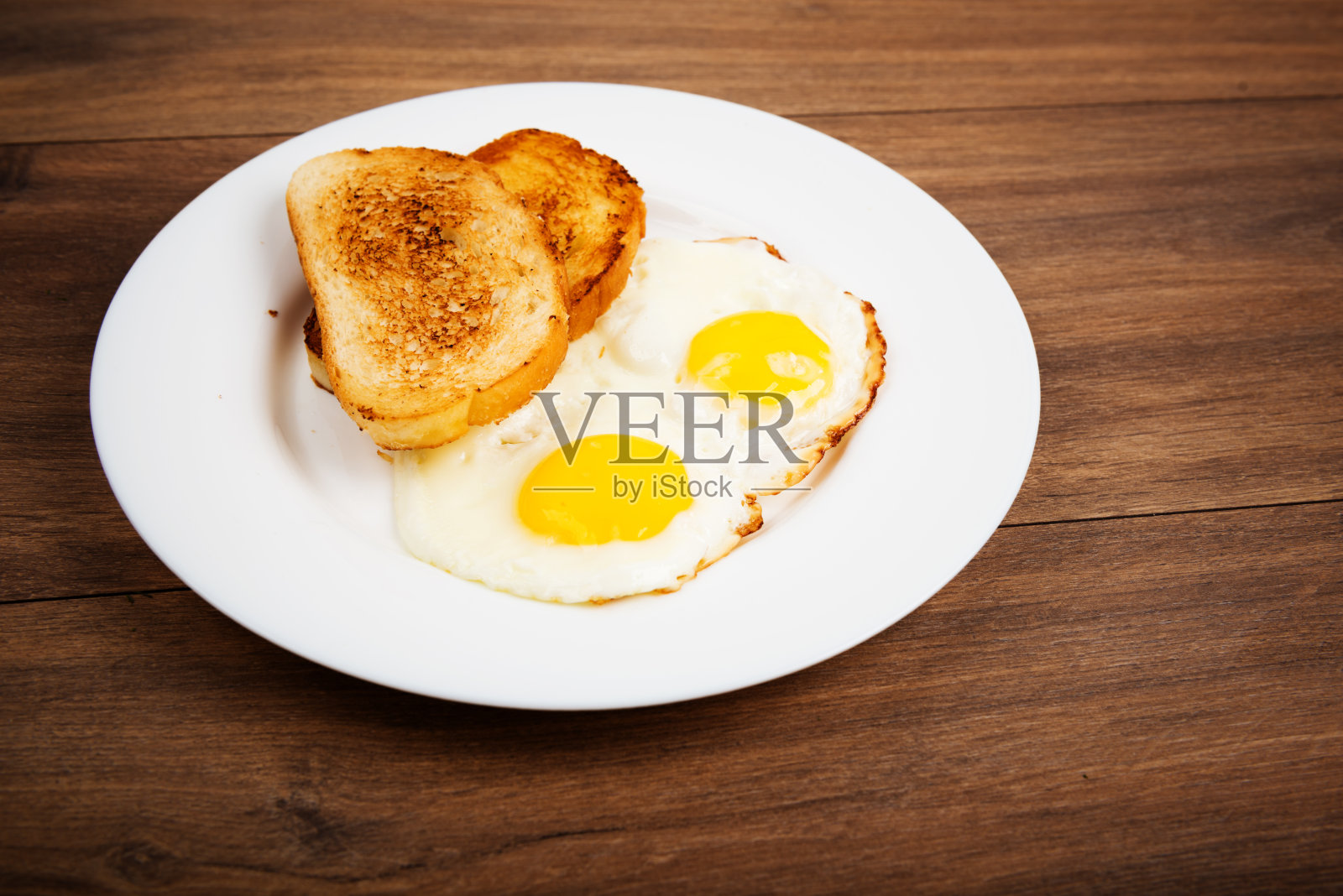 传统早餐有煎蛋和吐司照片摄影图片