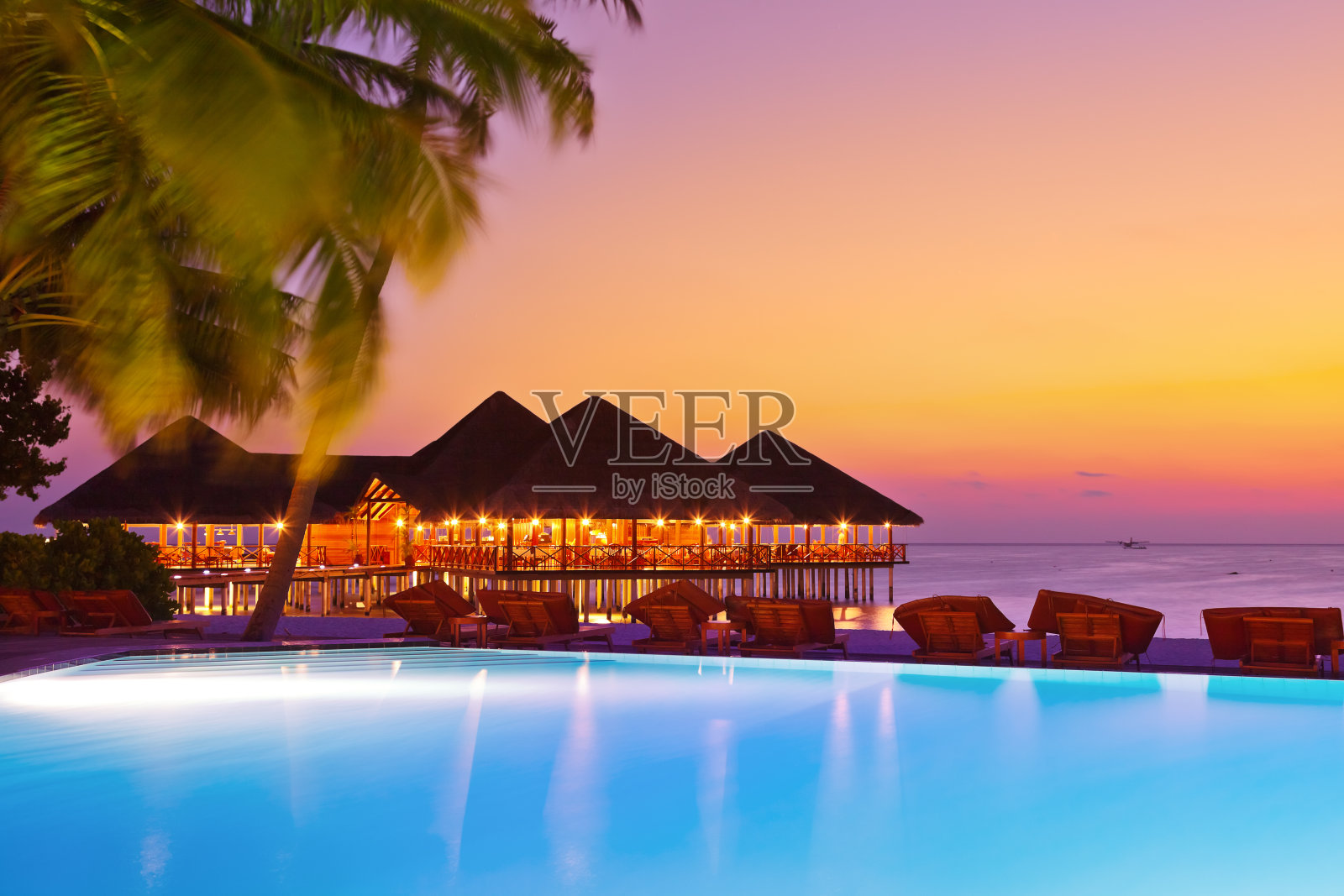 热带马尔代夫岛上的游泳池和咖啡馆照片摄影图片